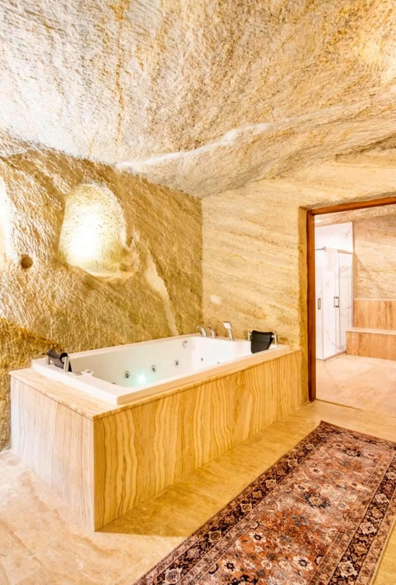 Hot Tub in Uzay Cave Suite Hotel