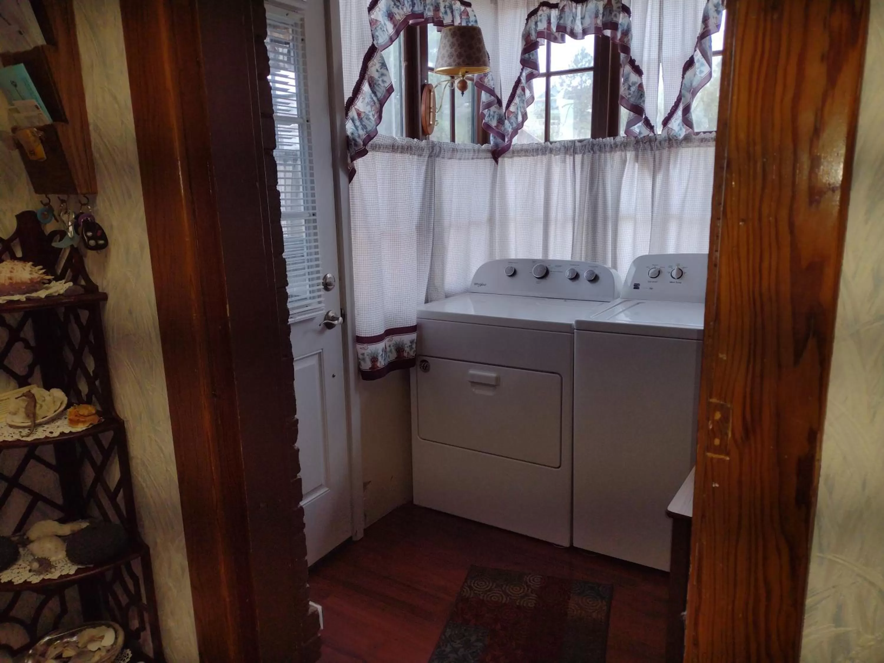 laundry in Quiet FULL-SIZE bed close to town 420 friendly