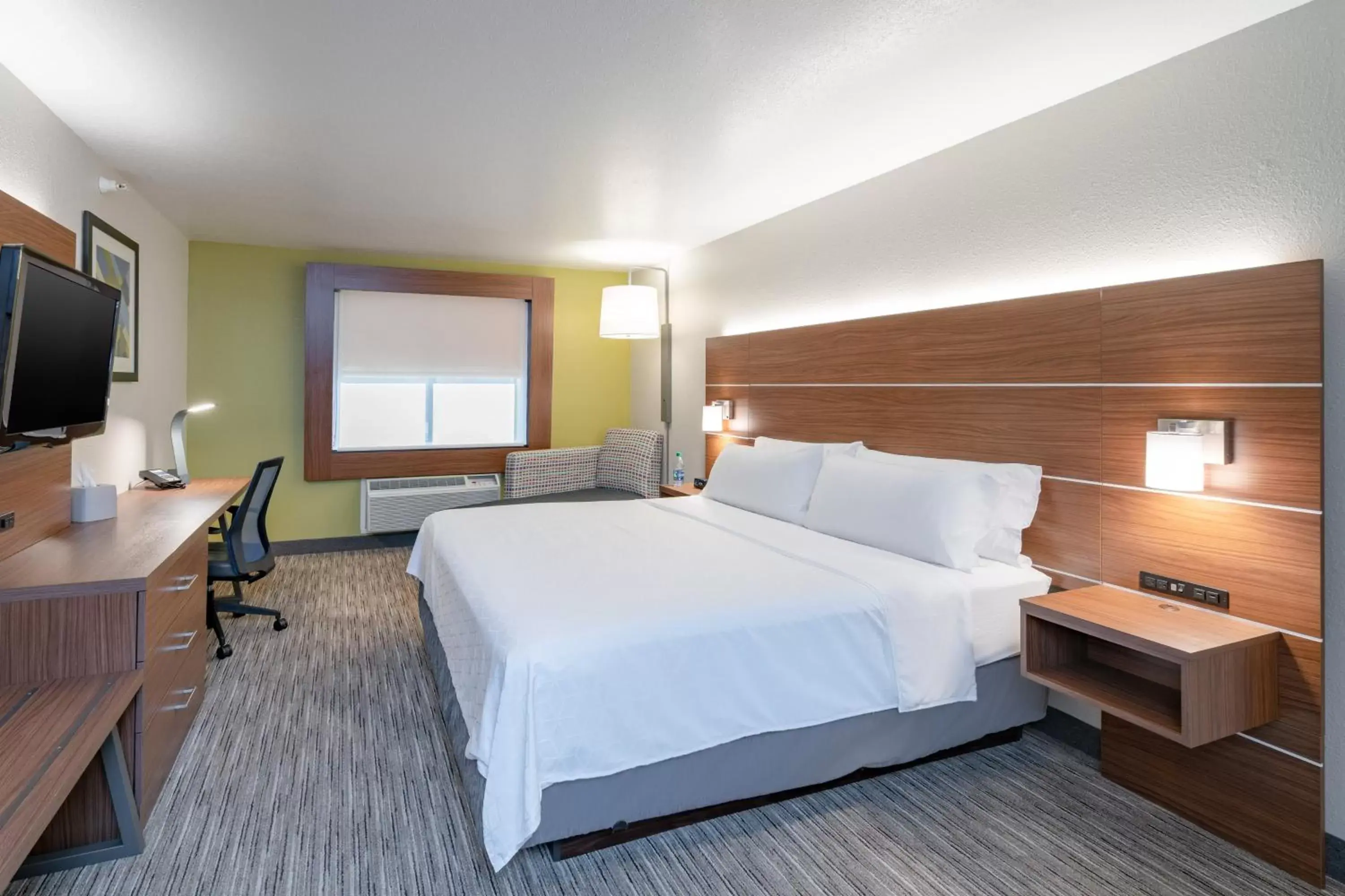 Standard King Room in Holiday Inn Express Hotel & Suites Elkins by IHG Standard King Room in Holiday Inn Express Hotel & Suites Elkins by IHG