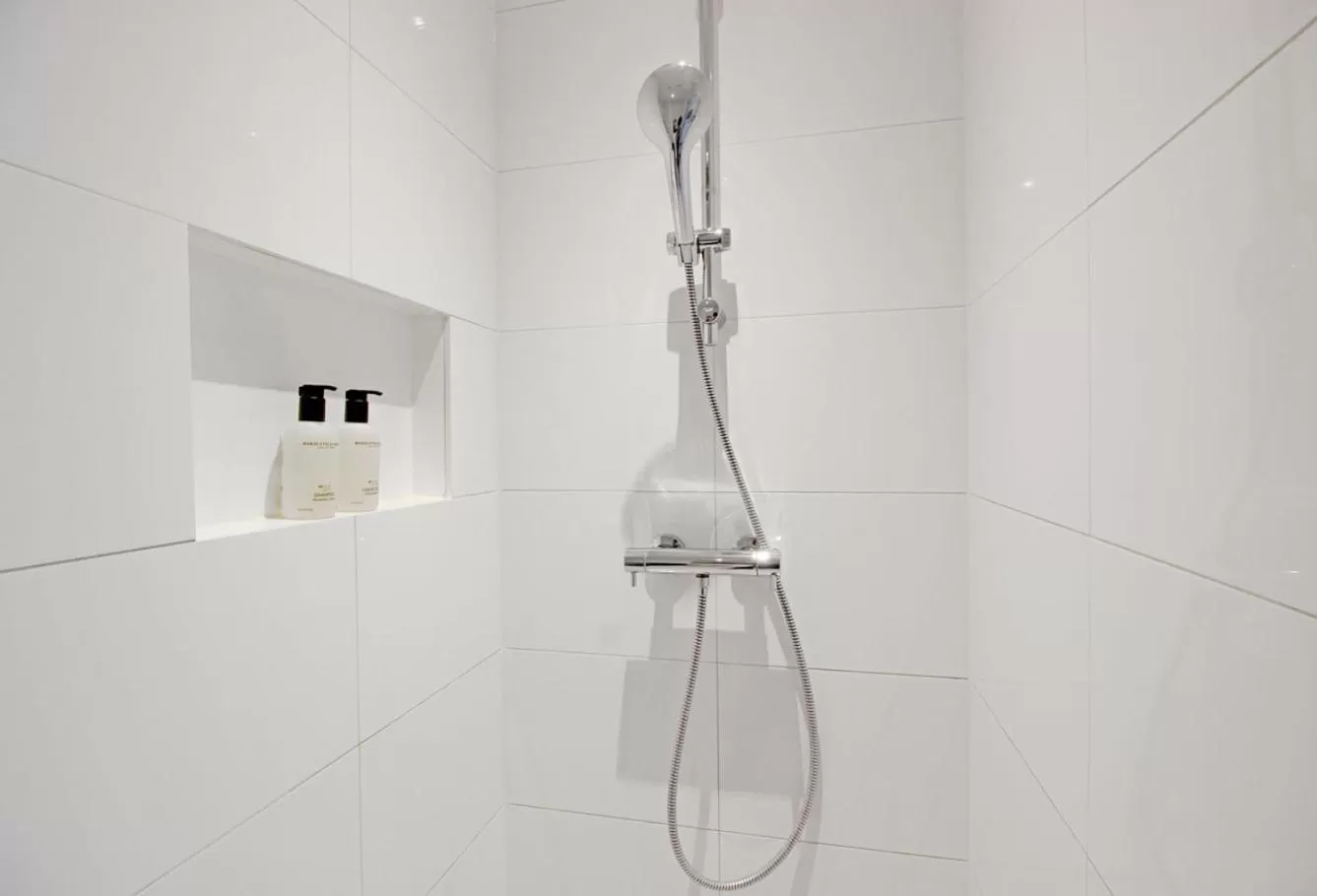 Shower in Eastendroom