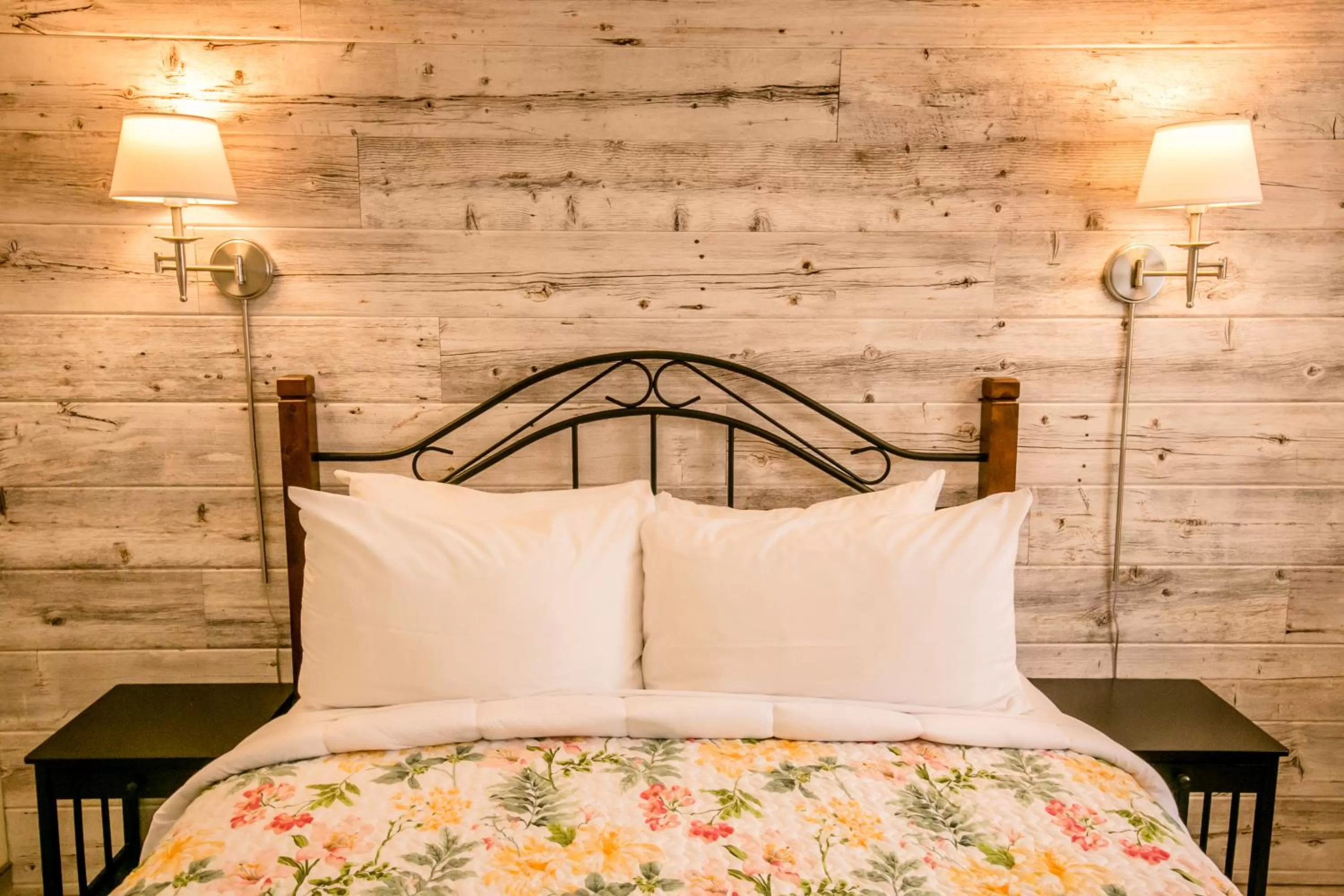 Bedroom, Bed in Inn on Canyon