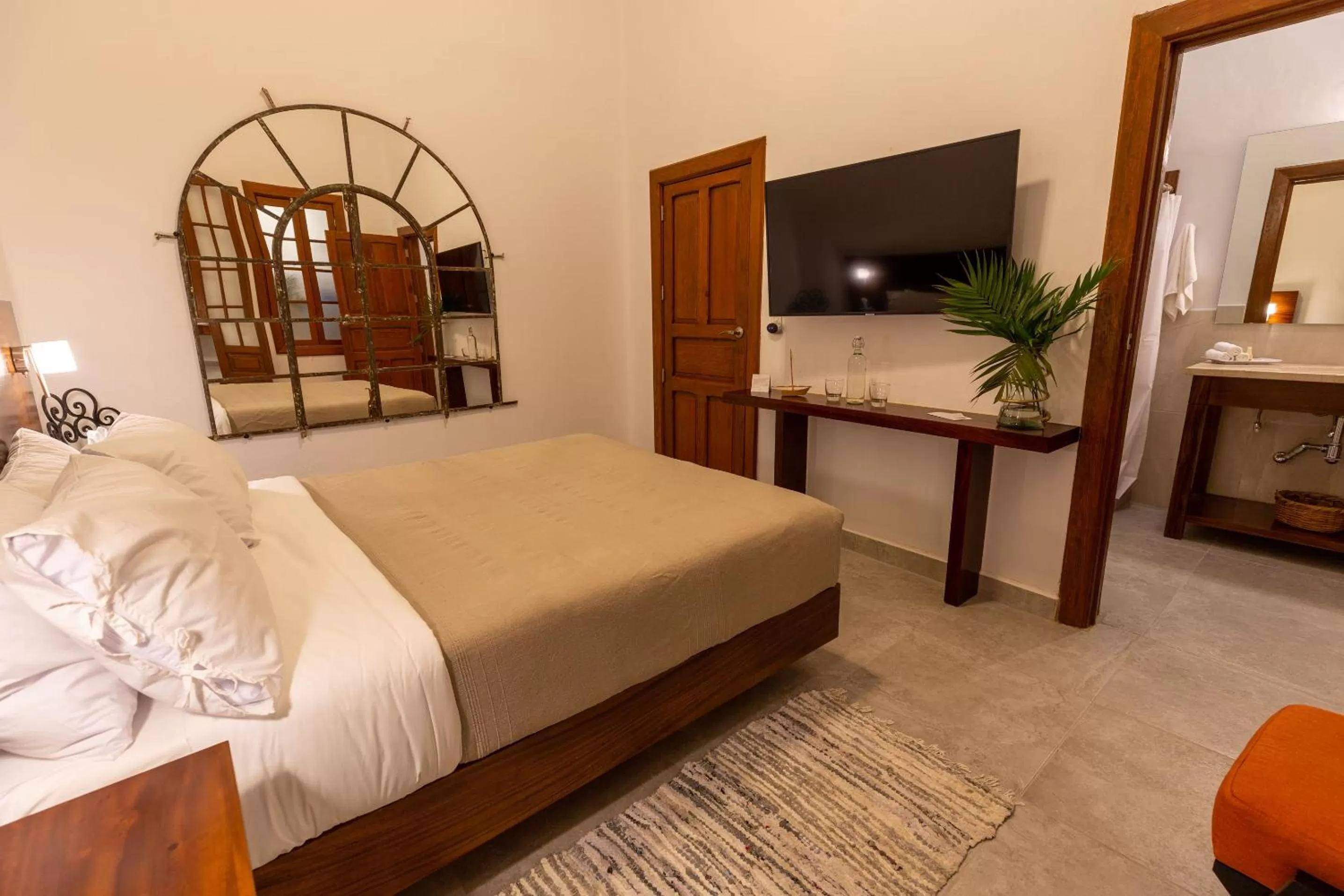 TV and multimedia, Bed in Plaza Chapala Hotel