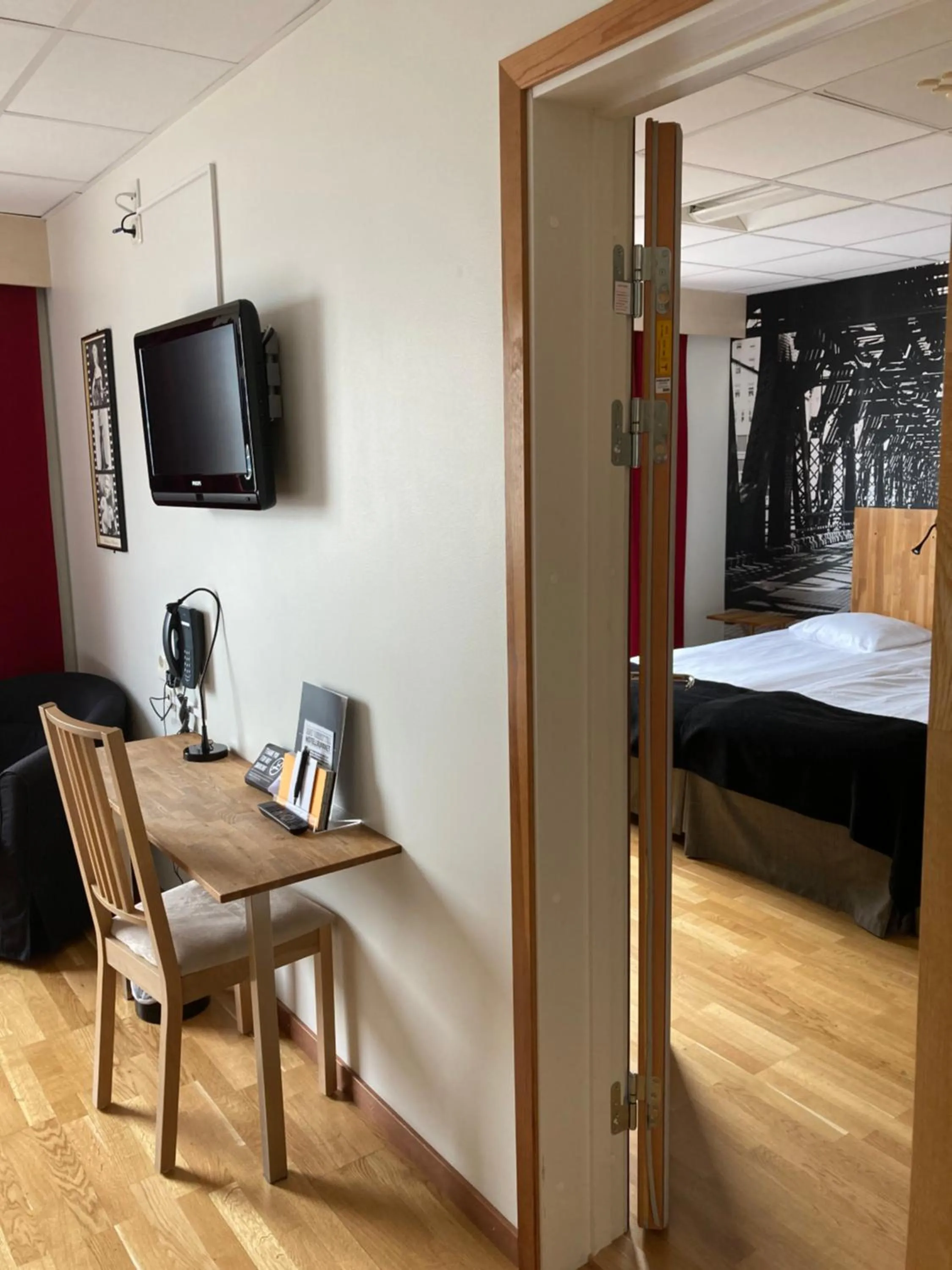 Photo of the whole room, Bed in Home Hotel Bristol