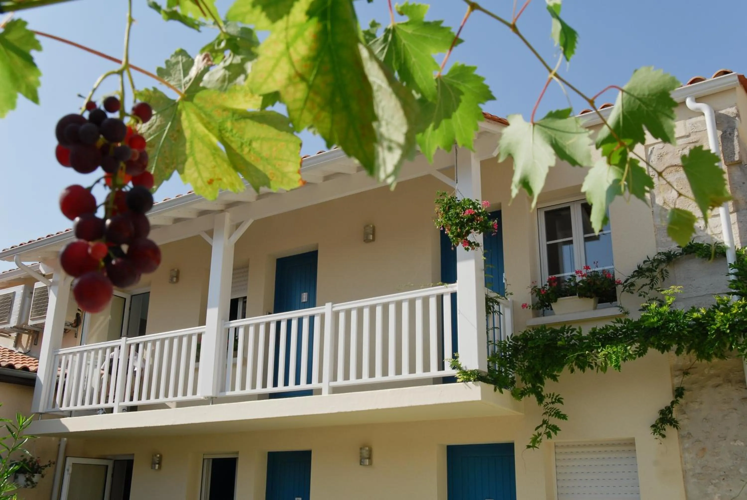 Facade/entrance in Cit'Hotel Le Cheval Blanc, Cognac Centre