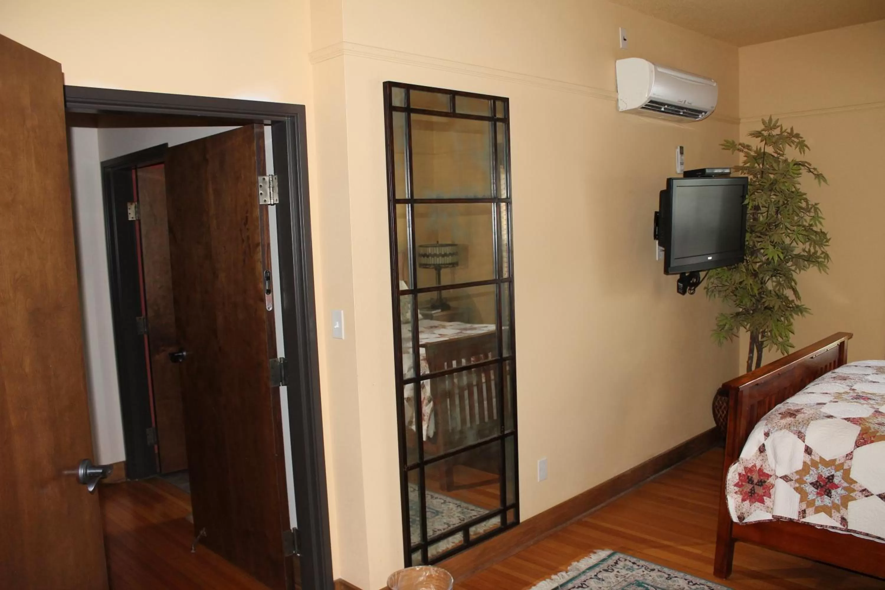 Bed in Iowa House Historic Inn