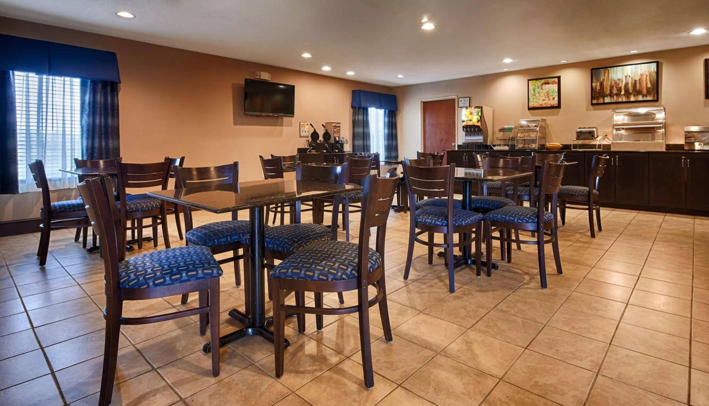 Restaurant/places to eat in SureStay Plus Hotel by Best Western Roanoke Rapids I-95
