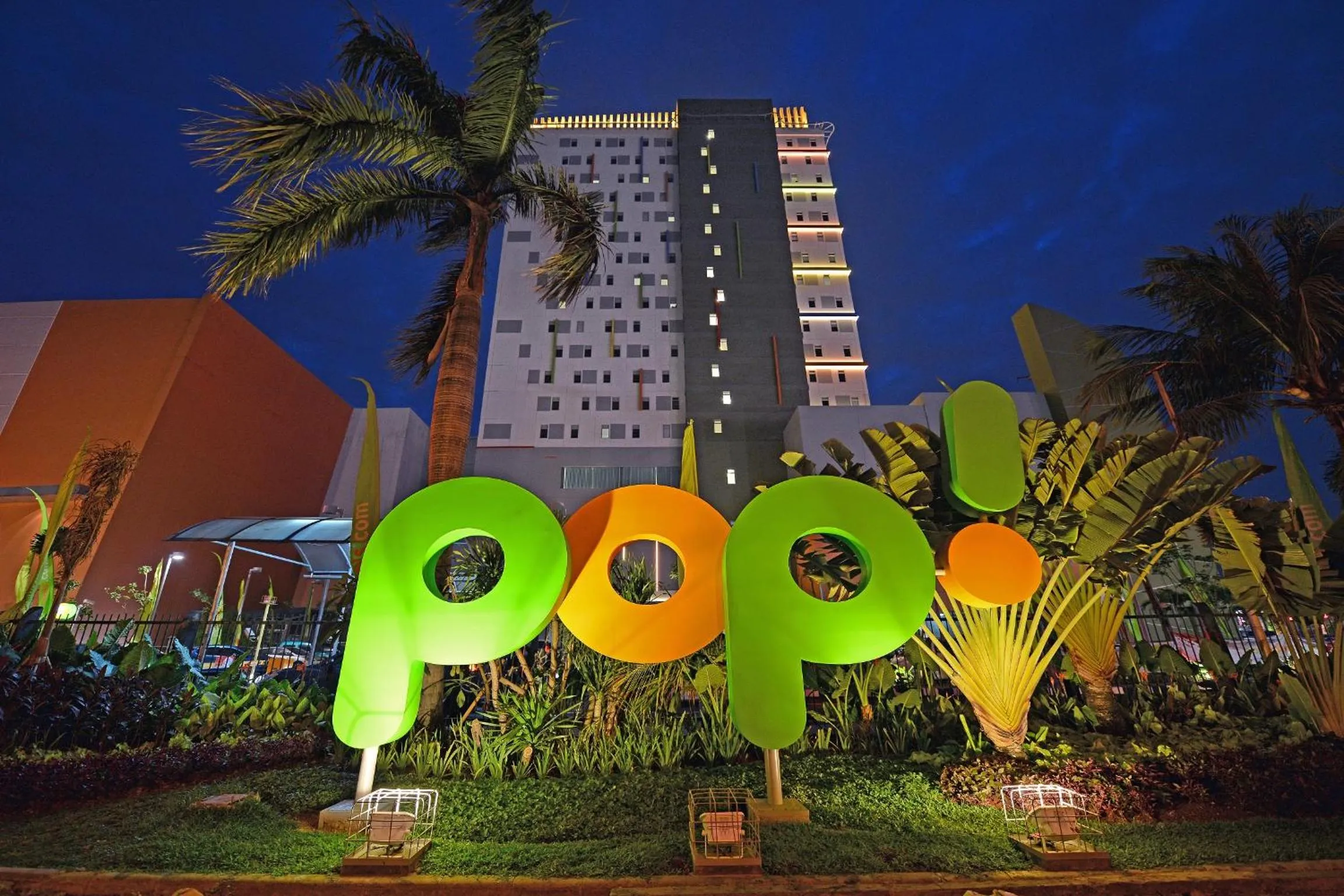 Facade/entrance in POP! Hotel Kelapa Gading