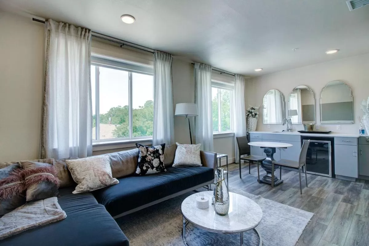 Living room in The Bishop Arts Hotel by Qresorts