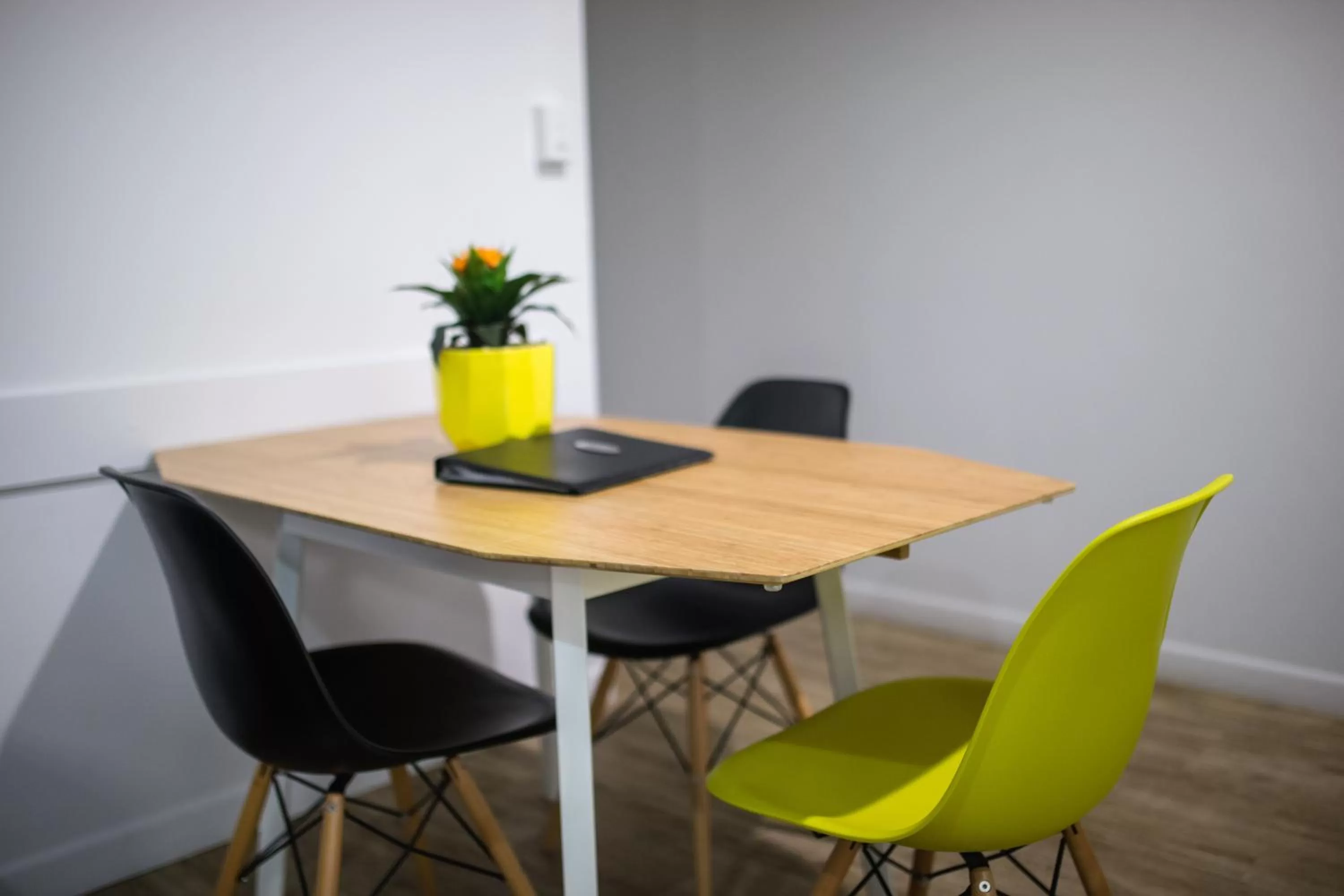 Seating area in Glenmore Palms Motel