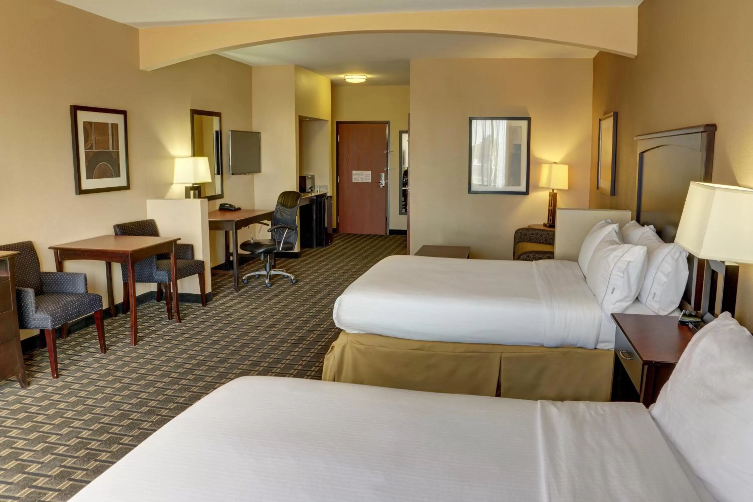 Photo of the whole room, Bed in Holiday Inn Express Hotel & Suites Texarkana East by IHG