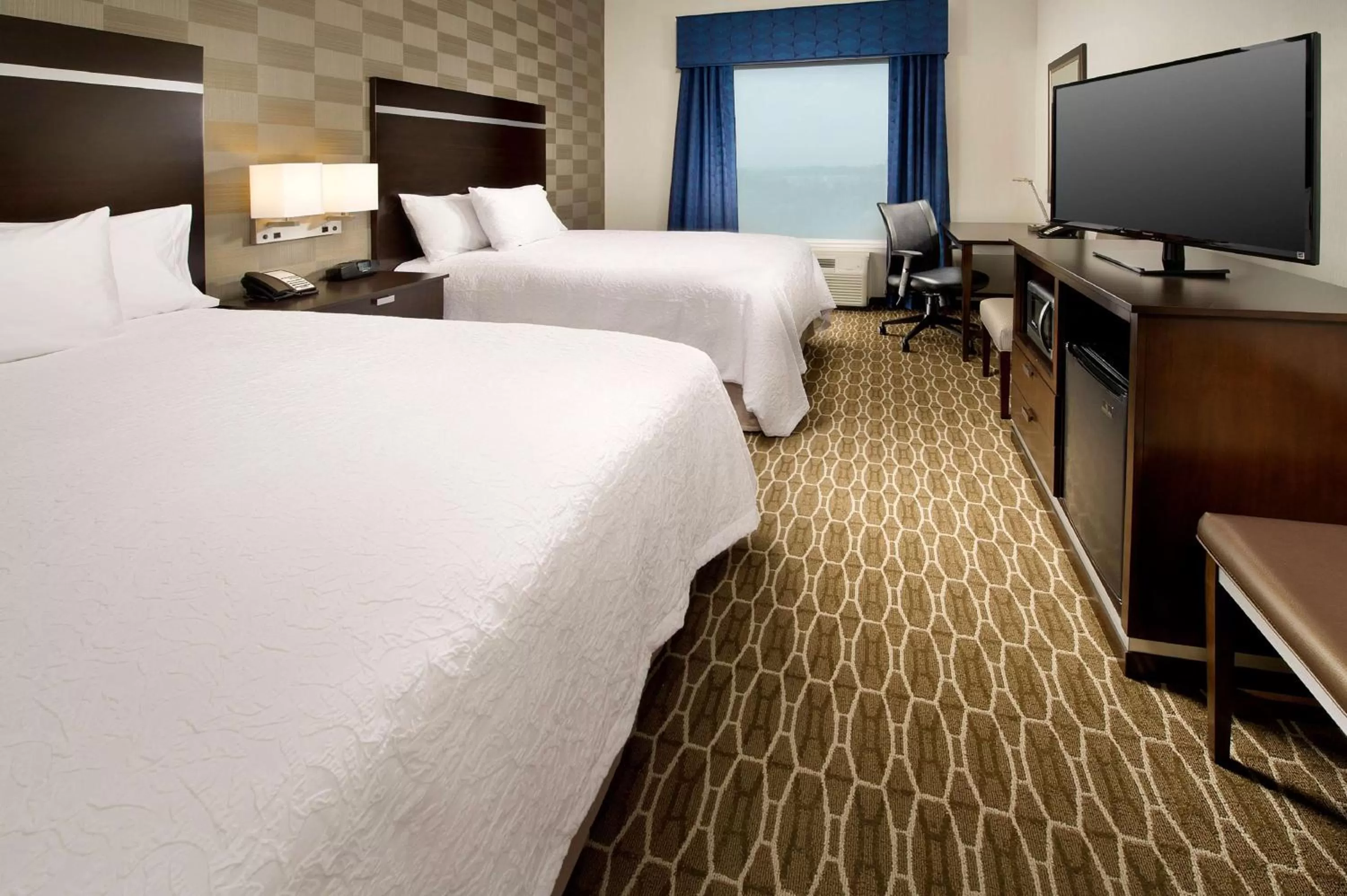Bedroom, Bed in Hampton Inn and Suites Washington DC North/Gaithersburg