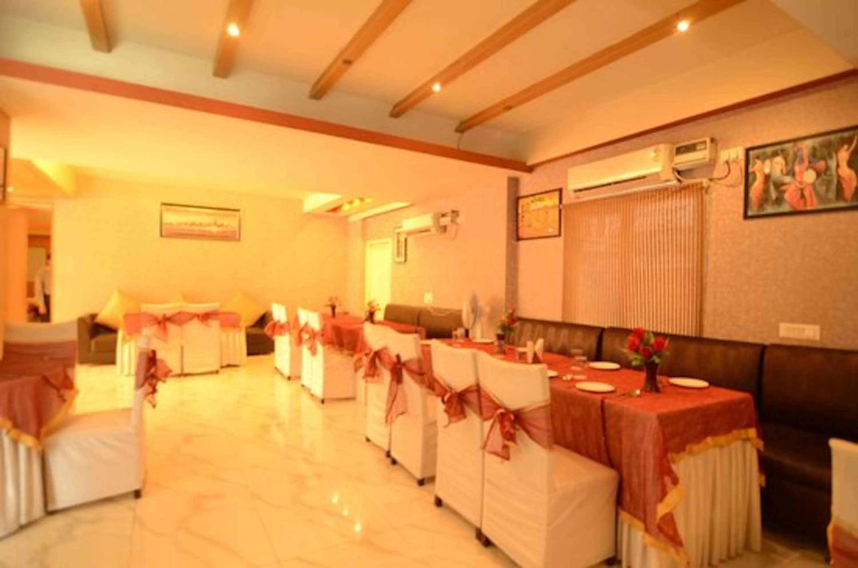 Restaurant/Places to Eat in Hotel Unistar
