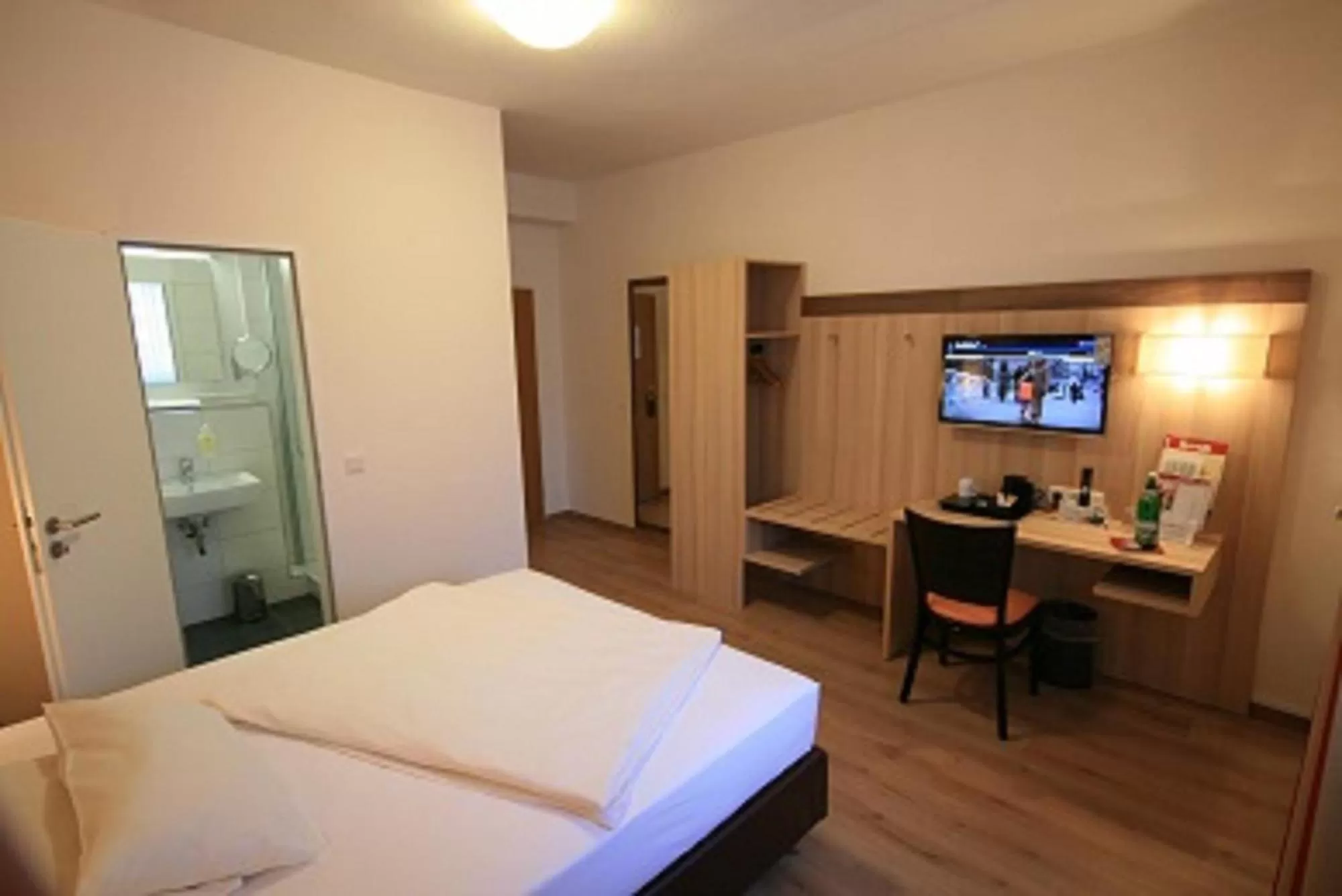 Photo of the whole room, Bed in Montana Hotel Mönchengladbach