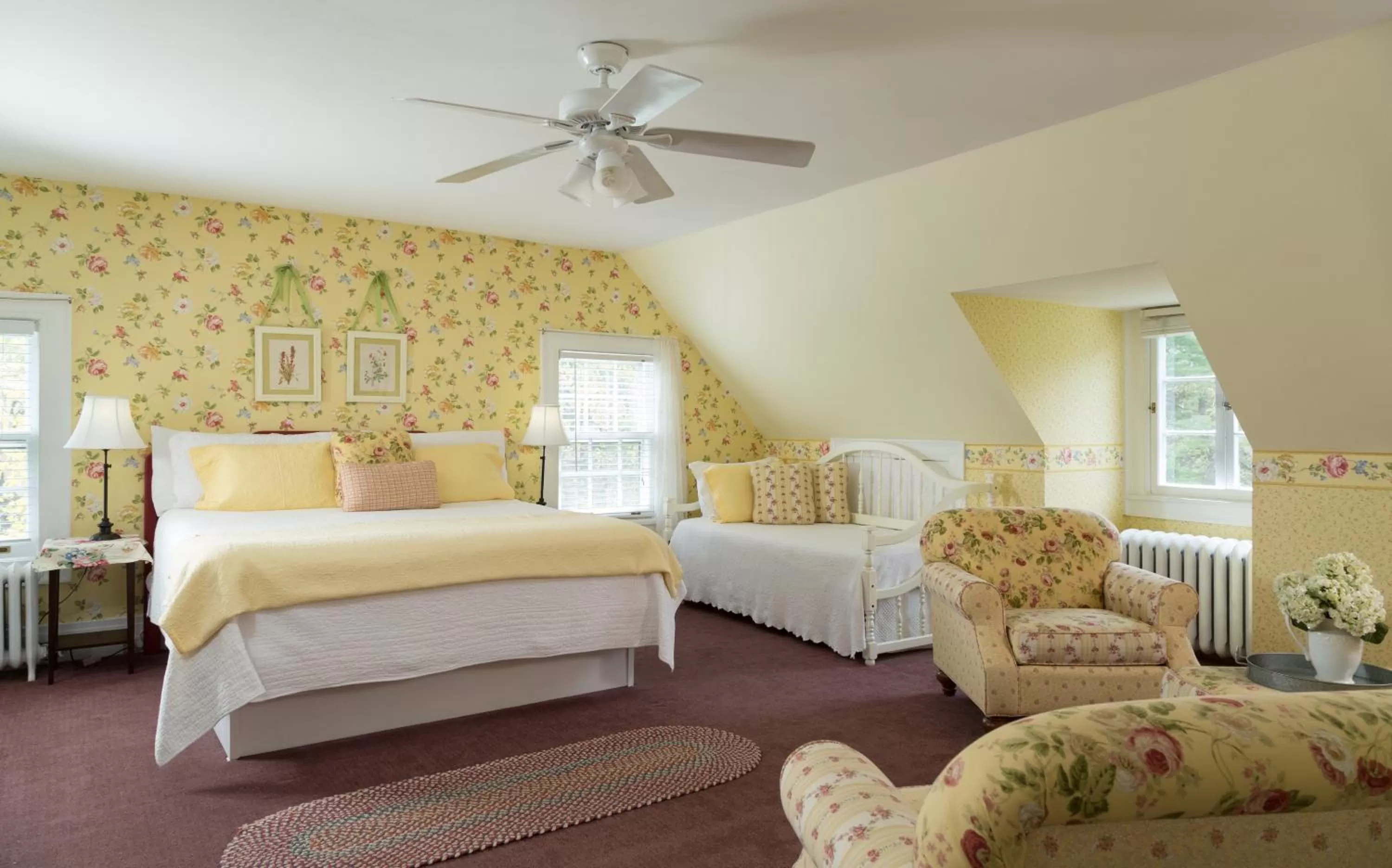 Photo of the whole room, Bed in Four Chimneys Inn