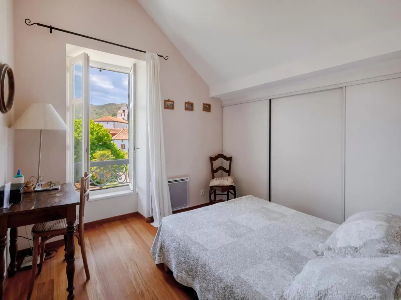 Double Room with Mountain View in Chalet Elisa Chambre d'Hôtes Double Room with Mountain View in Chalet Elisa Chambre d'Hôtes