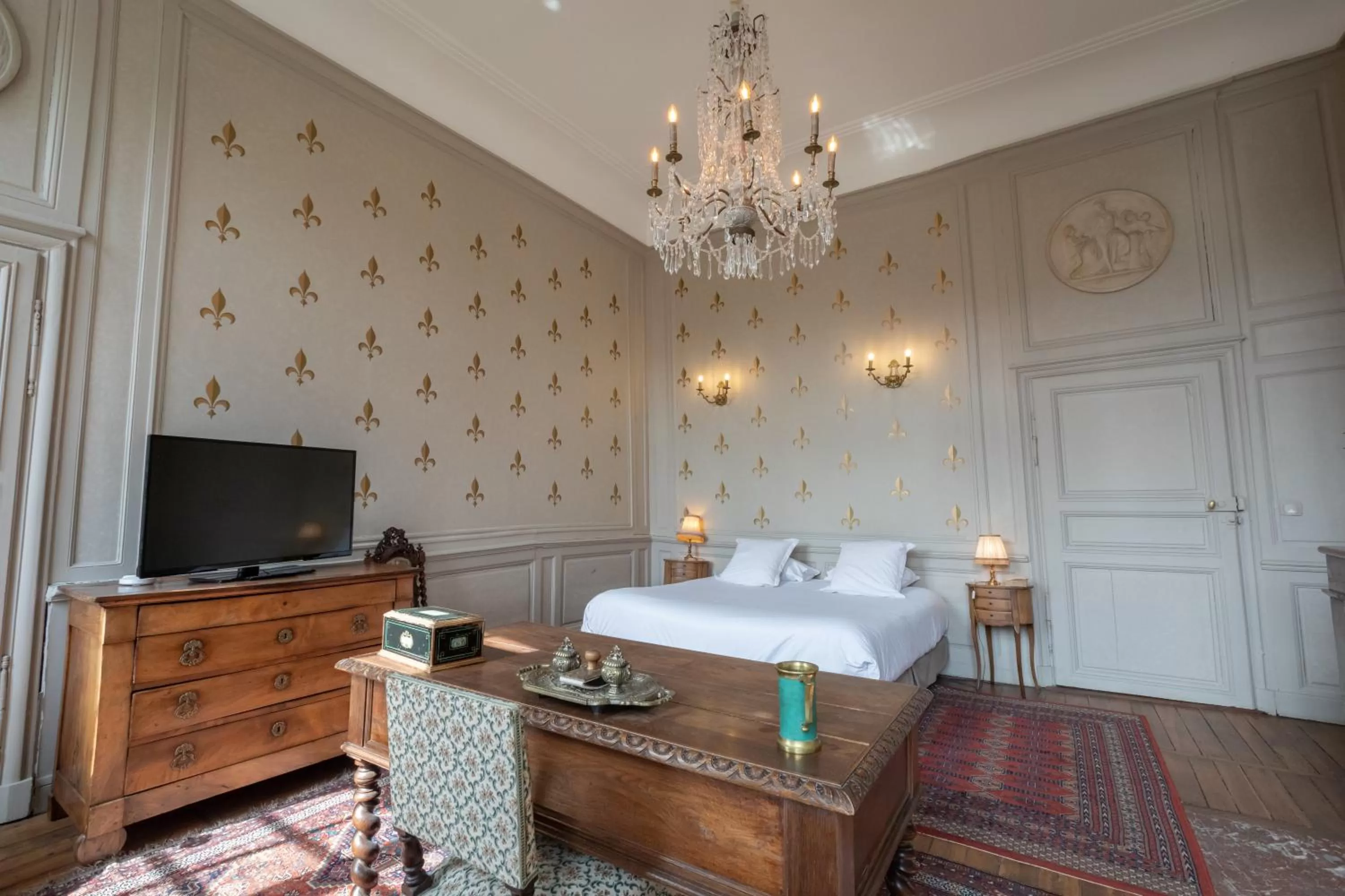 Bed in L'Hotel de Panette, Un exceptionnel château en ville - Chambres historiques, parking - Petit Déjeuner offert