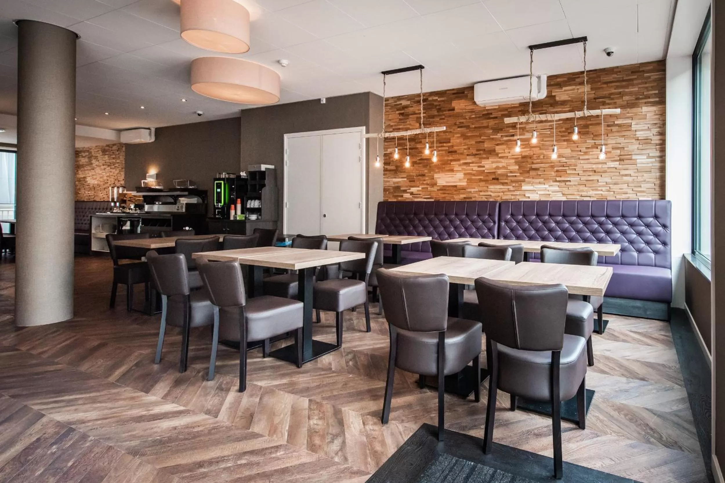 Restaurant/places to eat in Melrose Hotel