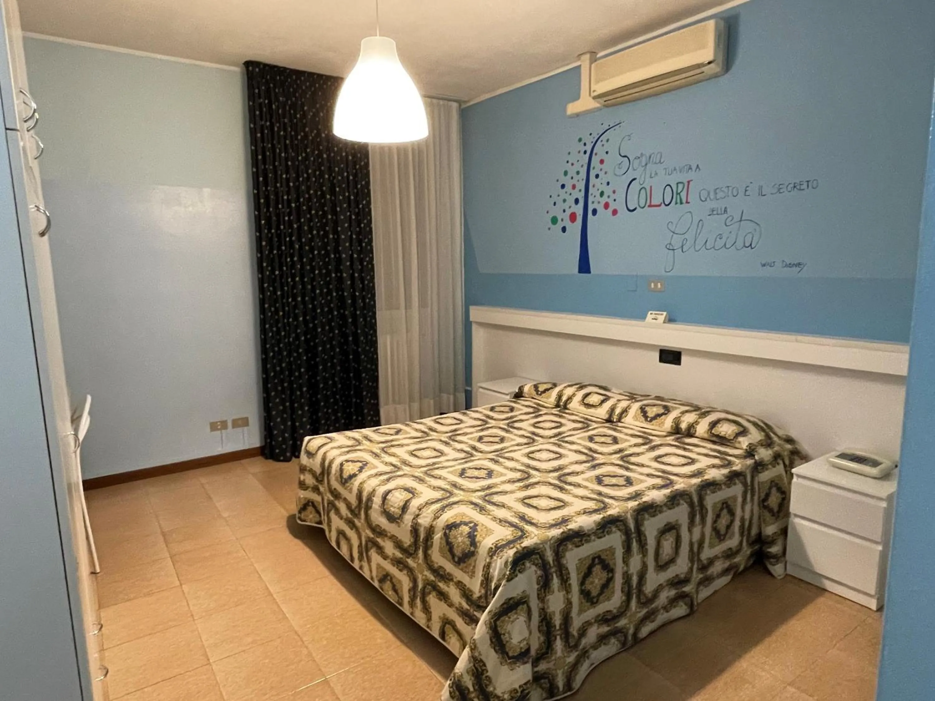 Bed in Hotel Stazione sul lago di Iseo