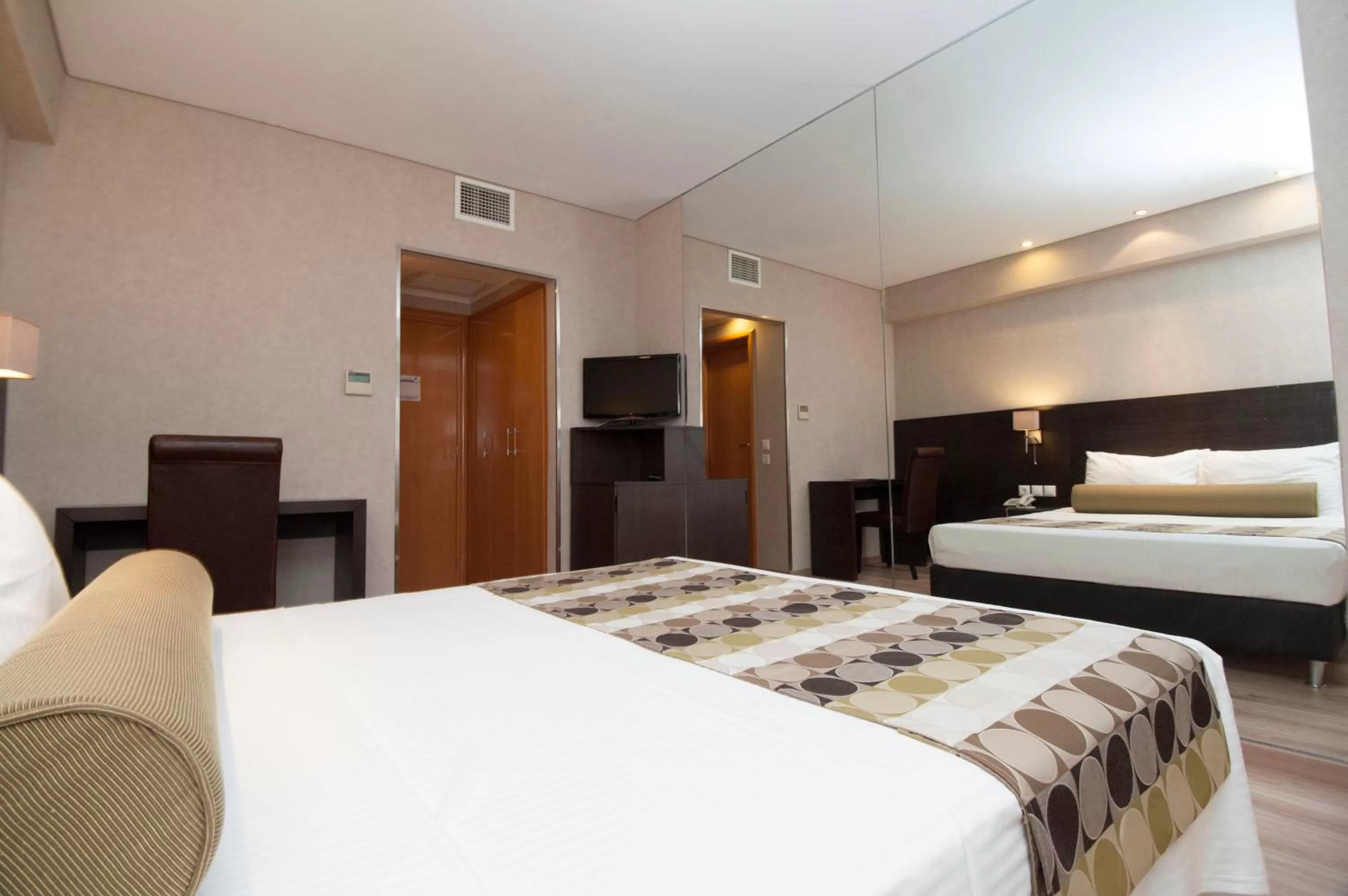 Photo of the whole room in Nefeli Hotel Alimos