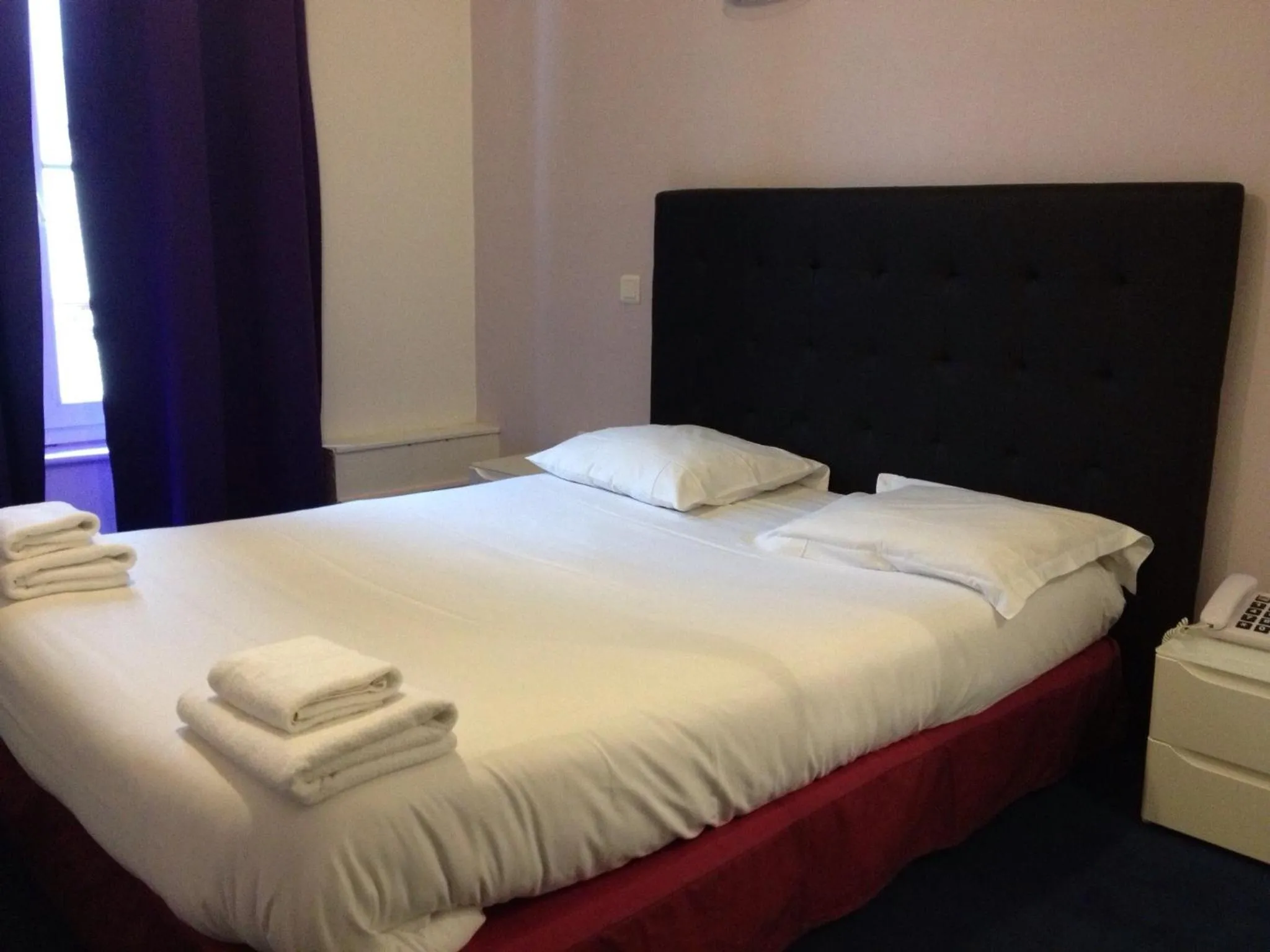 Bedroom, Bed in Hotel Couleurs Sud Centre-ville Gare Charleville-Mézières