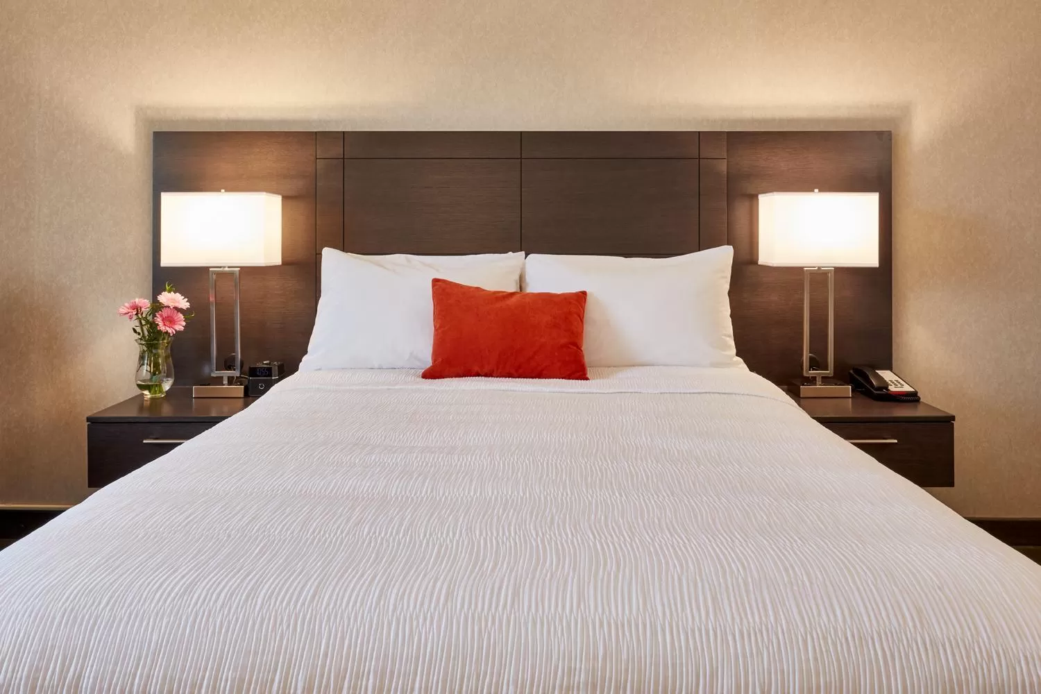 Bed in Travelway Inn Sudbury