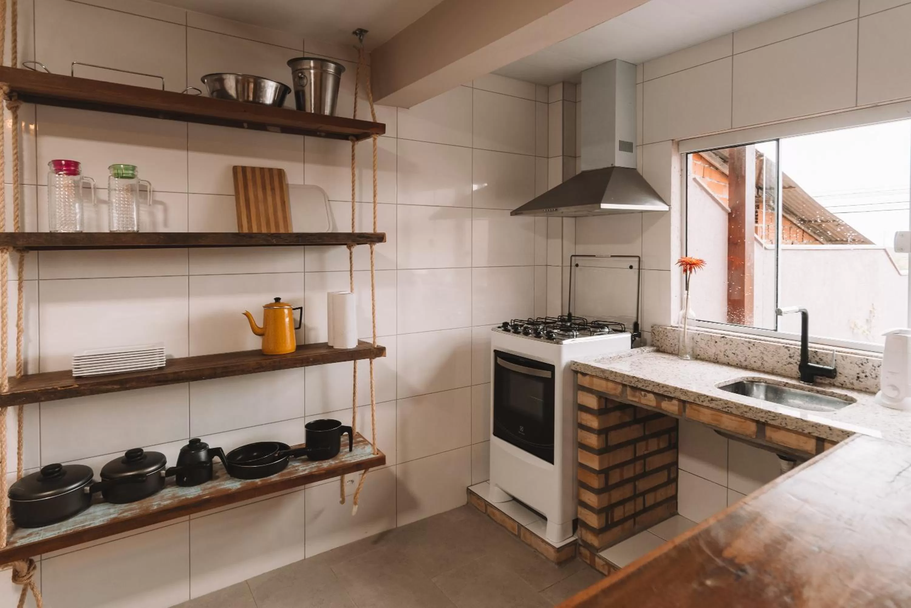 Kitchen or kitchenette in Pousada Moquirido