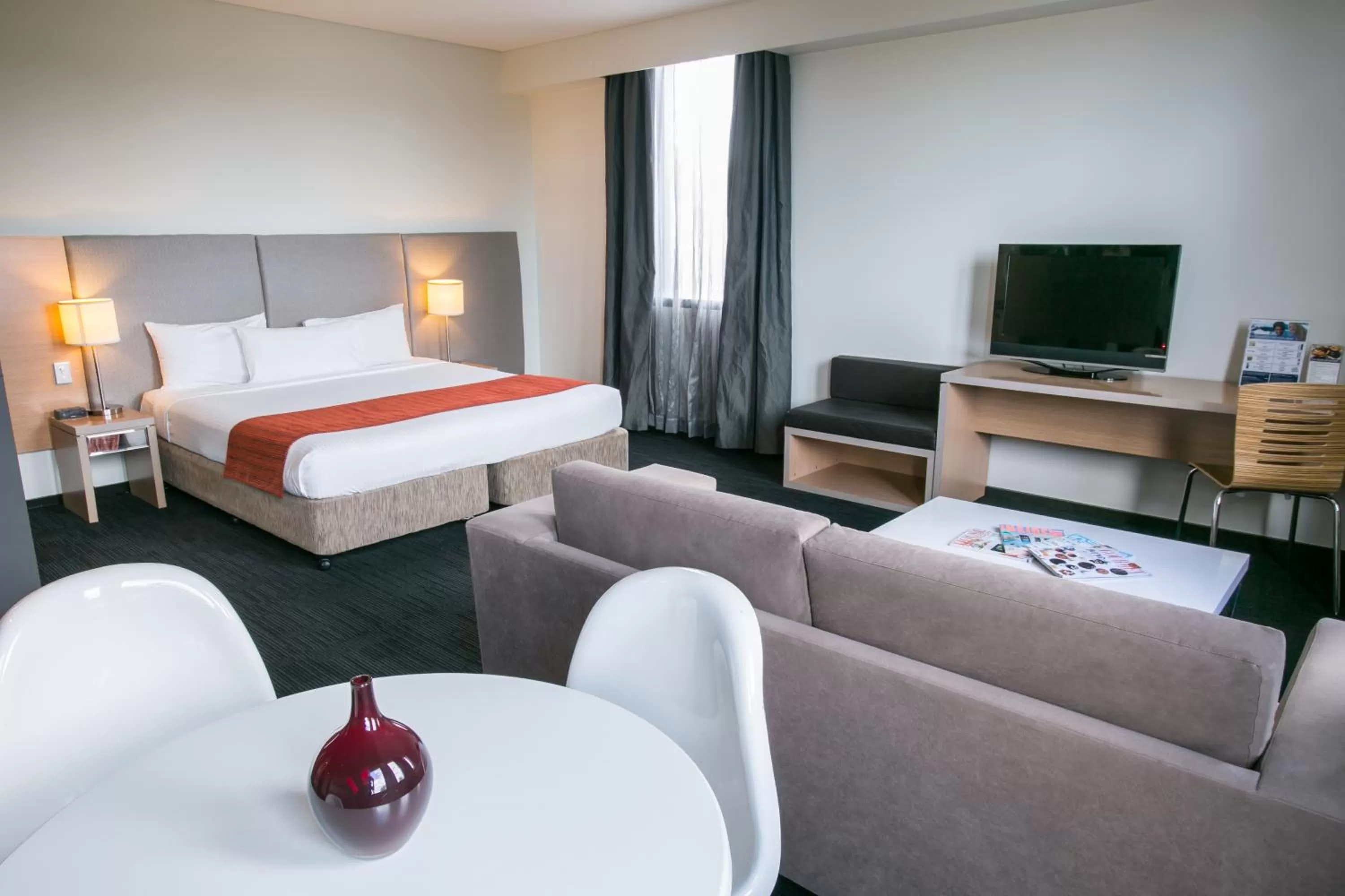 Coffee/tea facilities, Bed in Alpha Hotel Eastern Creek