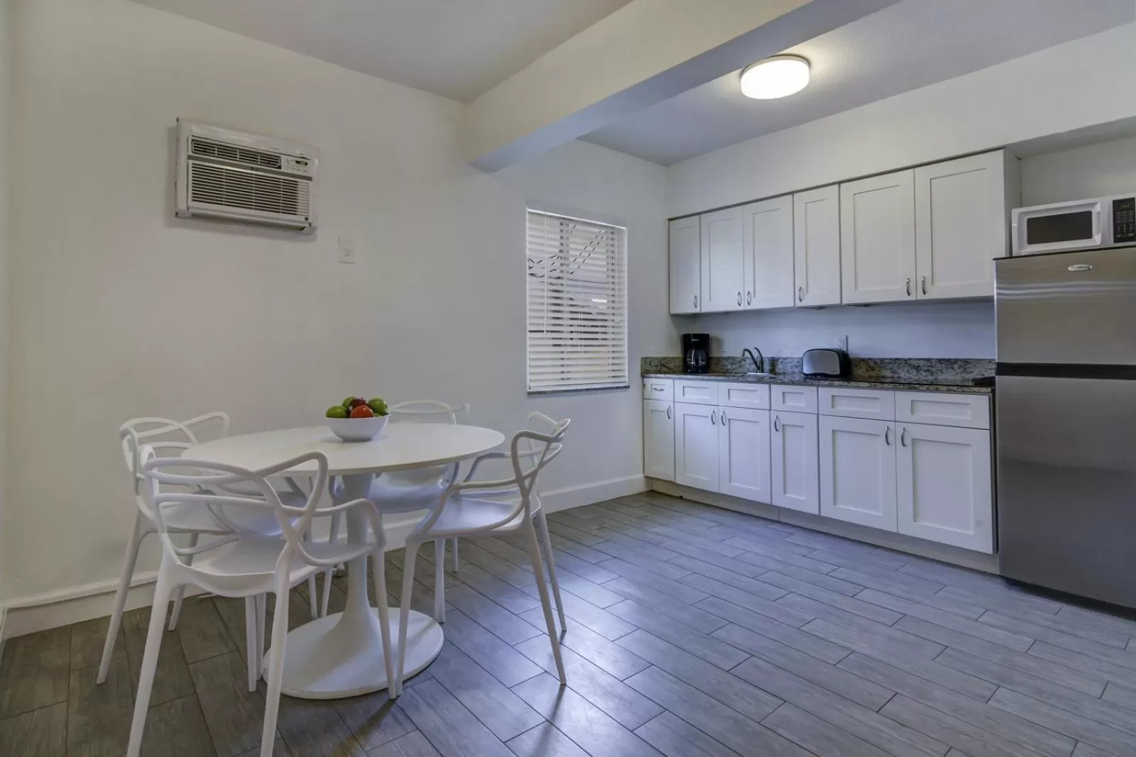 Kitchen or kitchenette in Blue Strawberry by the Sea