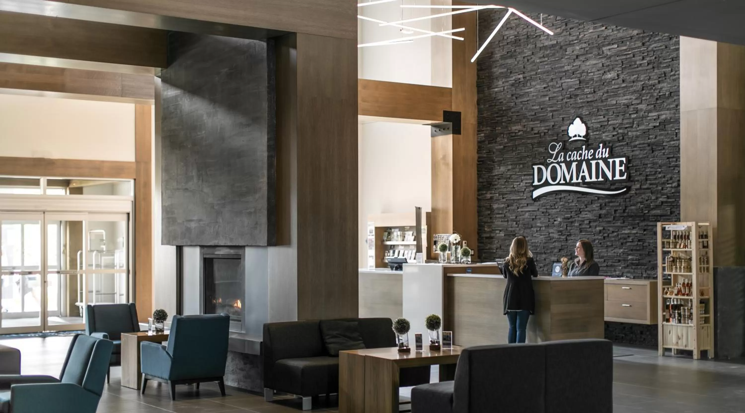 Staff in Hôtel du Domaine, centre de villégiature et de congrès