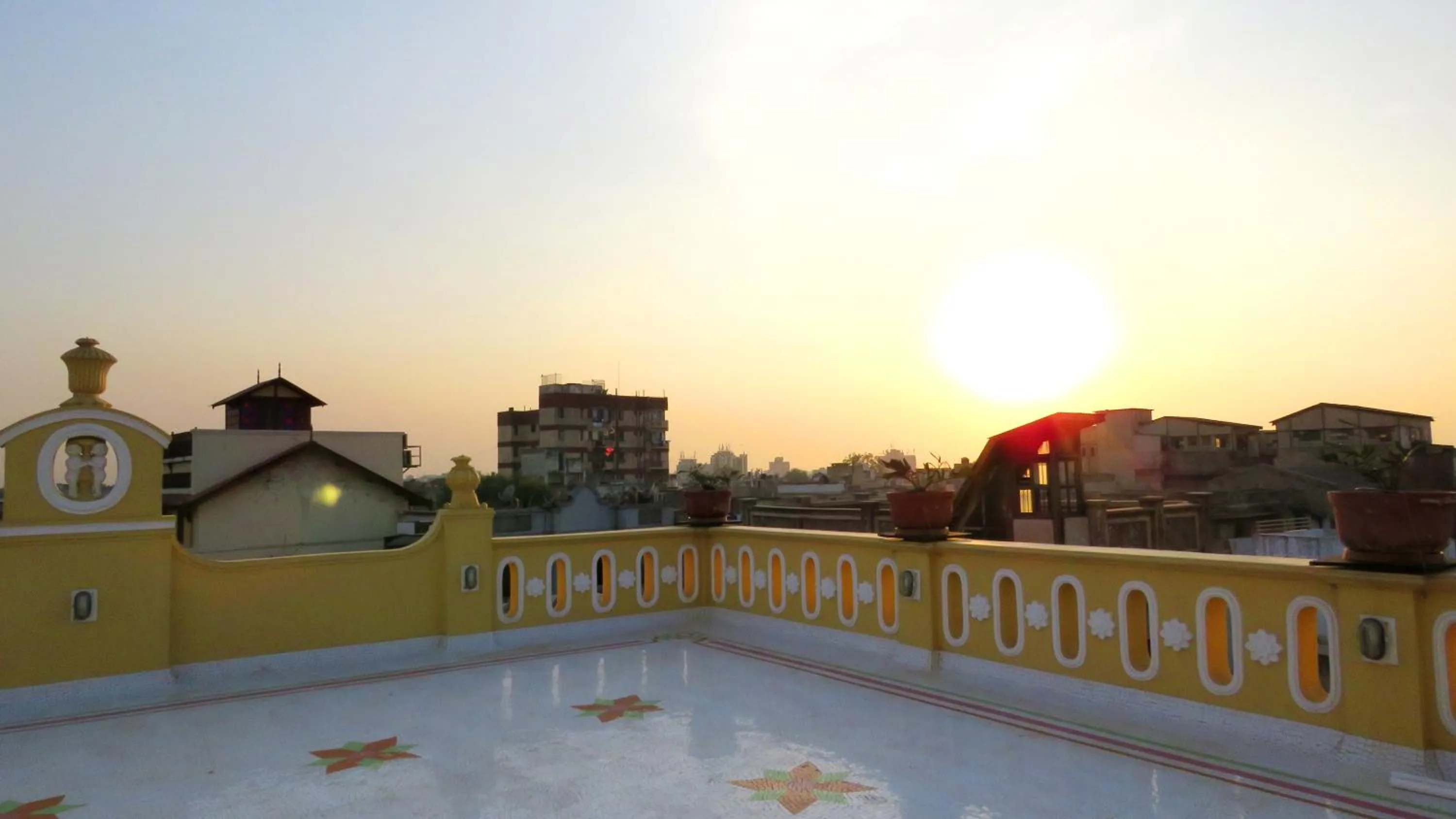 Balcony/Terrace in Mangaldas Ni Haveli II by The House of MG