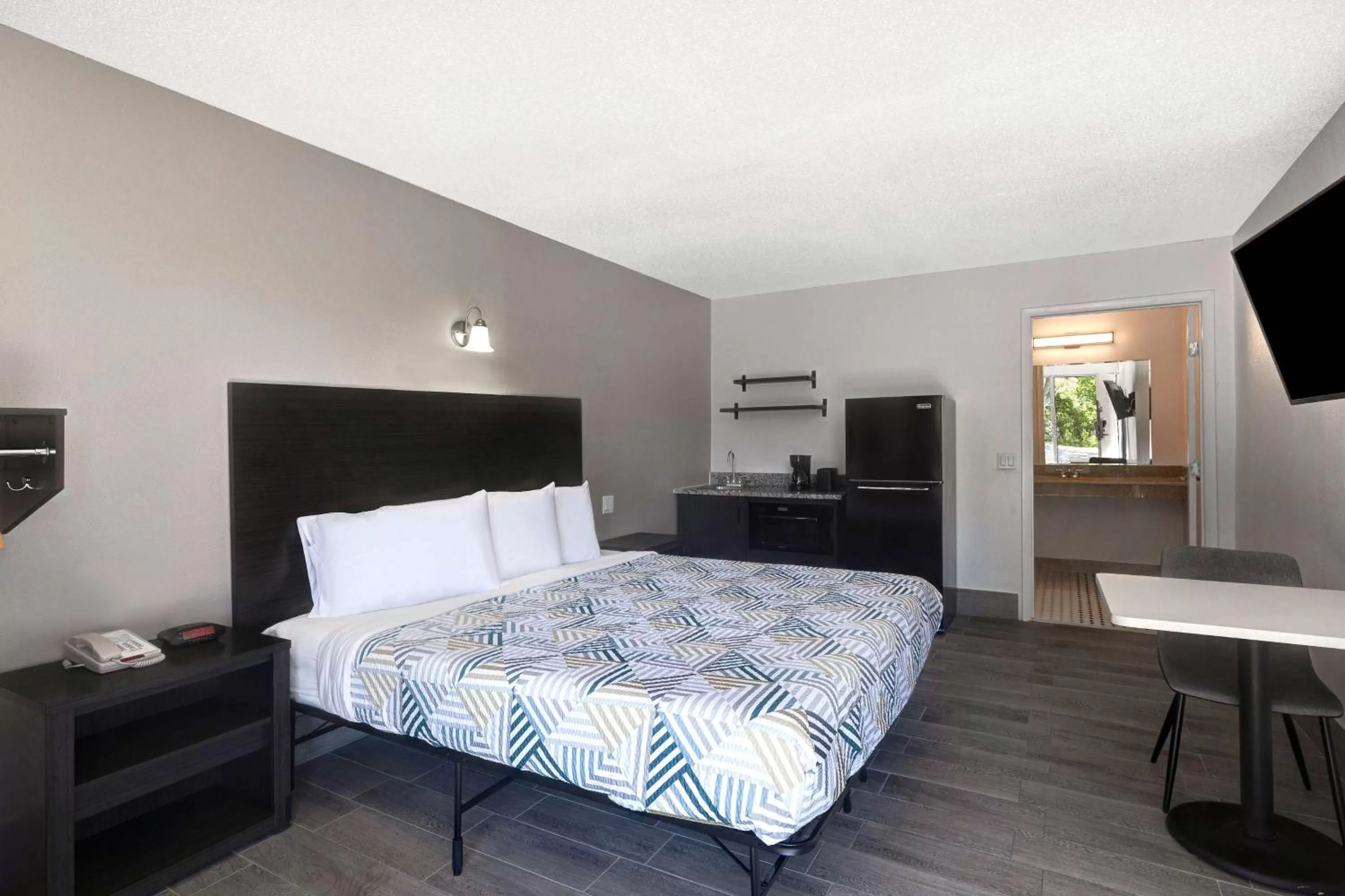 Bedroom, Bed in Studio 6 Branson West MO Silver Dollar City