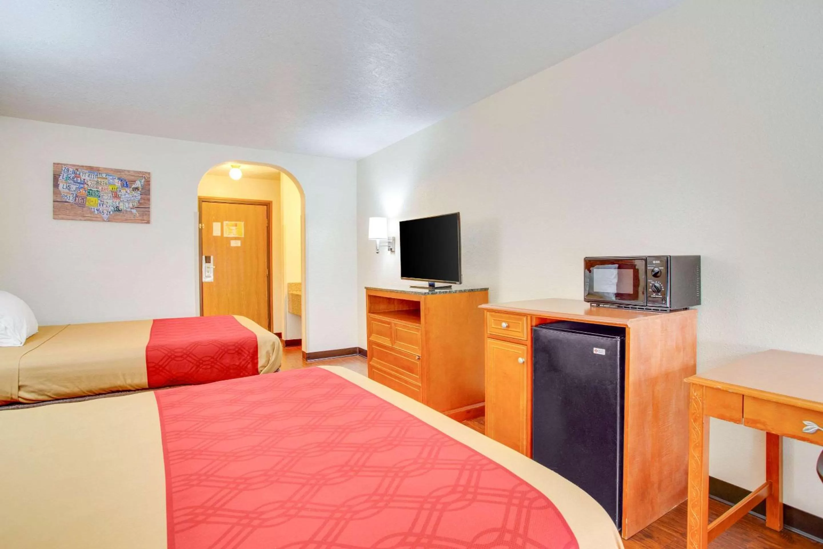 Photo of the whole room, Bed in Econo Lodge Inn & Suites Albuquerque East I-40 Eubank Exit