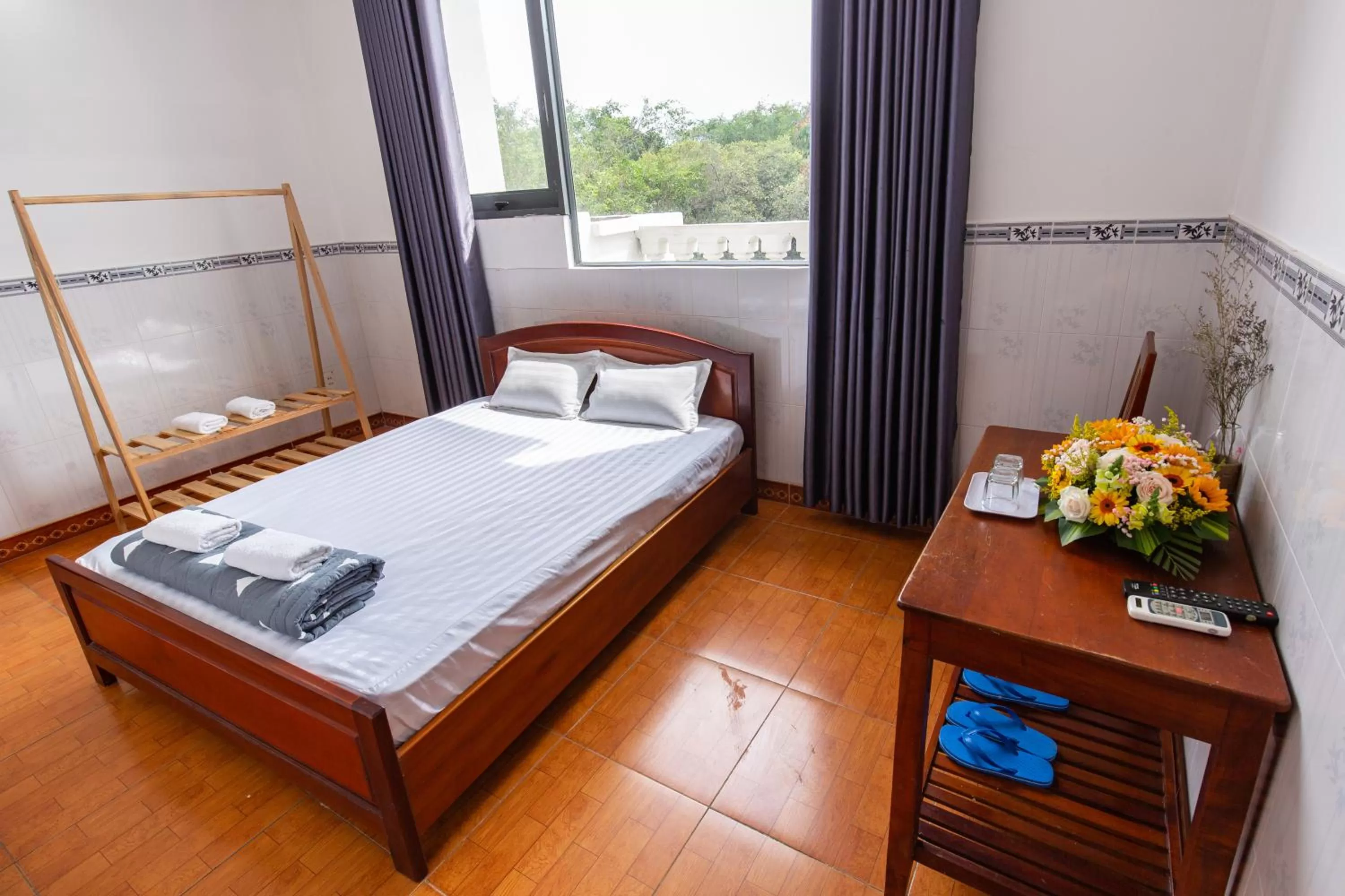 Bed in Hotel Hoa Cúc Phương Dĩ An - Bình Dương