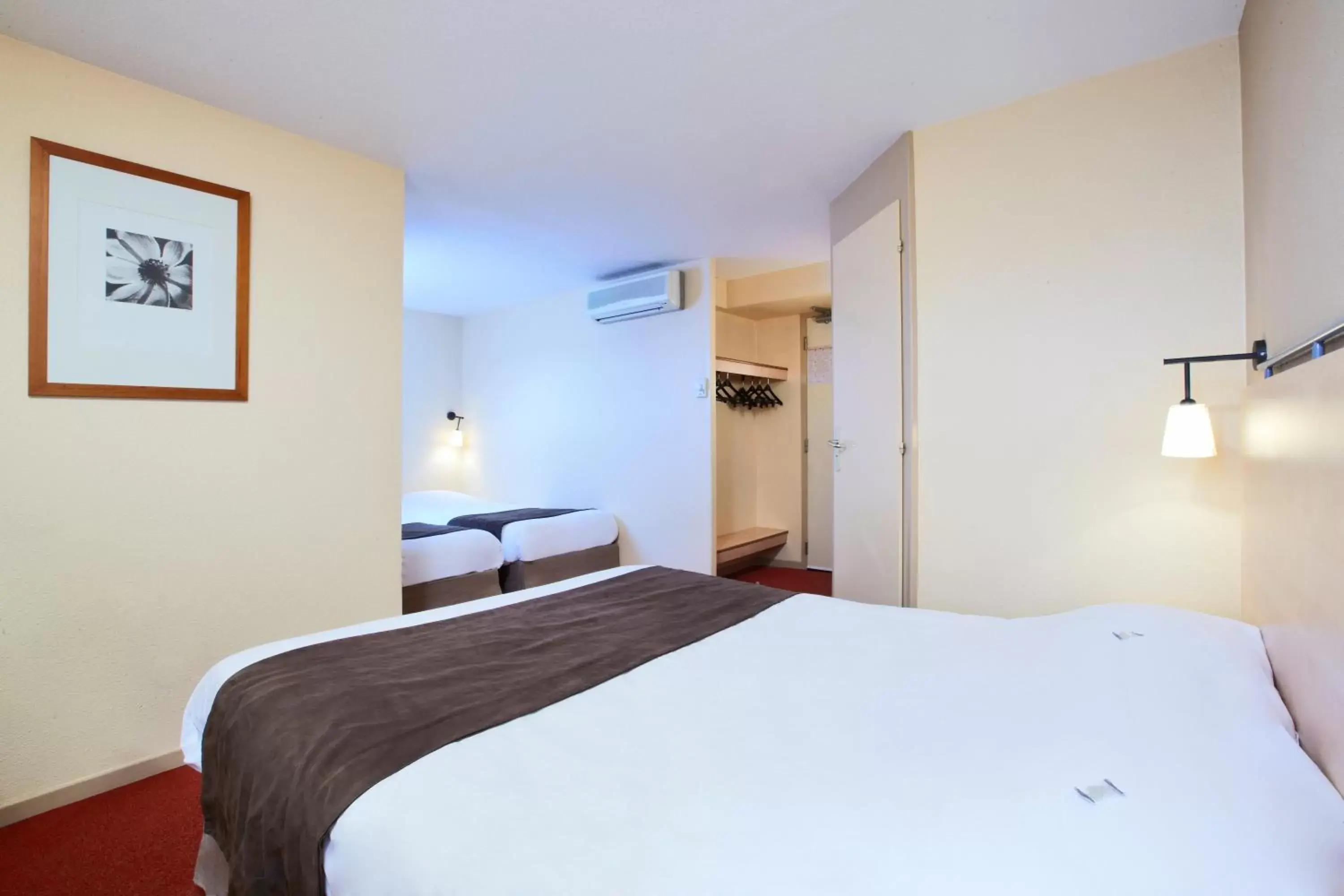 Quadruple Room with 1 Double Bed and 2 Single Beds in Kyriad Beauvais Sud Quadruple Room with 1 Double Bed and 2 Single Beds in Kyriad Beauvais Sud