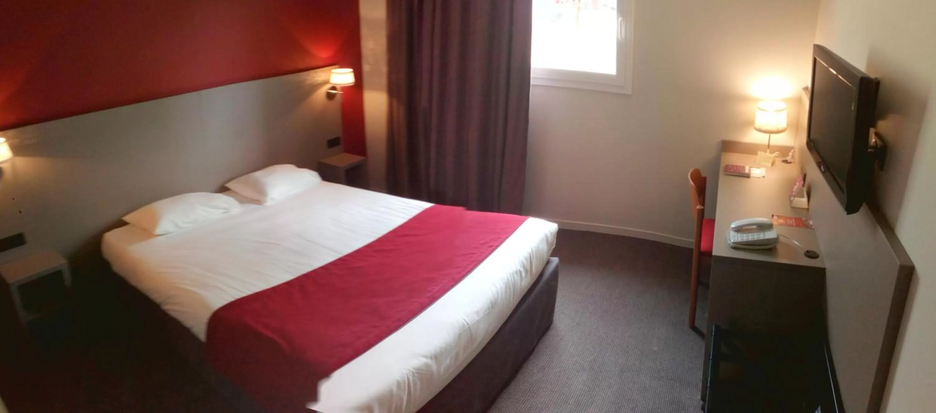 Photo of the whole room, Bed in The Originals City, Hôtel Les Bruyères, Dax Nord