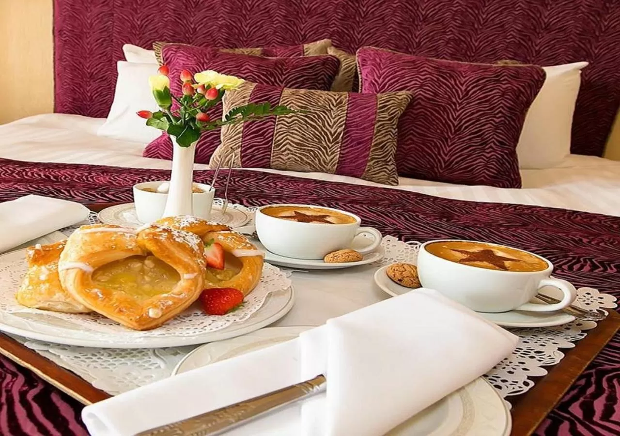 Continental breakfast, Bed in Hotel Miramar