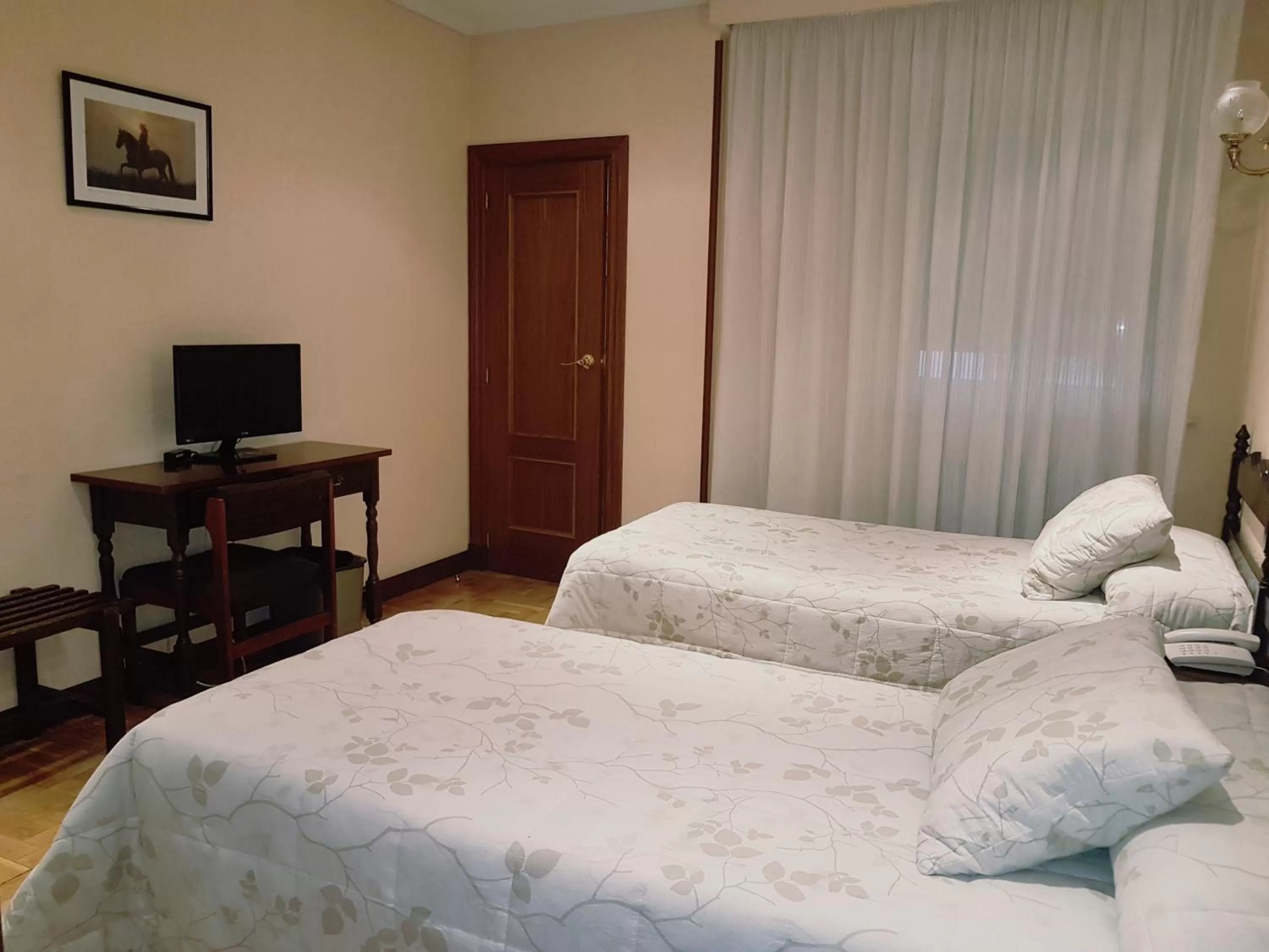 Bedroom, Bed in Hotel Castellano I