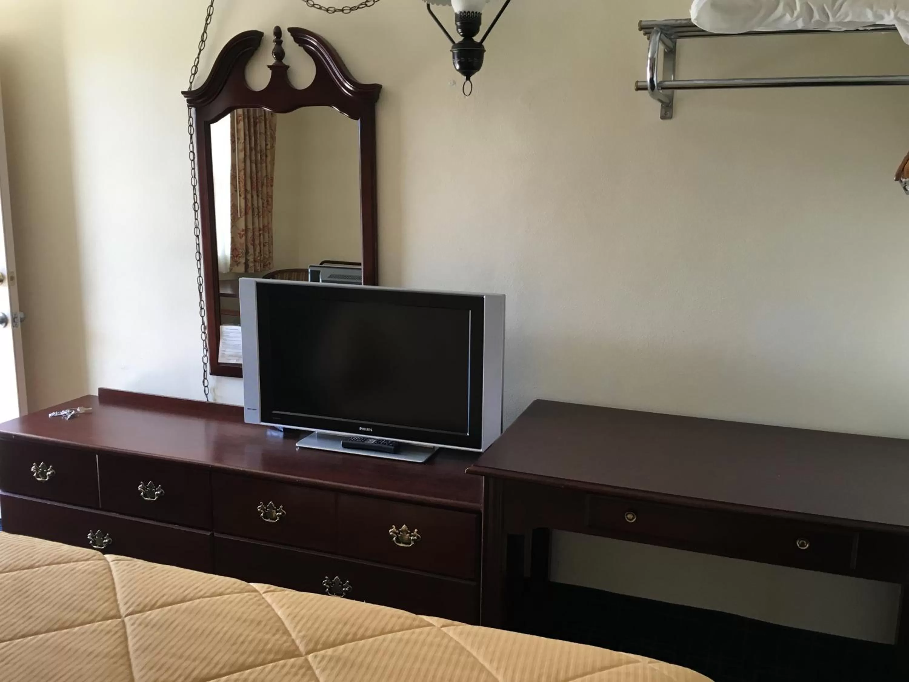 TV and multimedia in Red Carpet Inn - Gettysburg