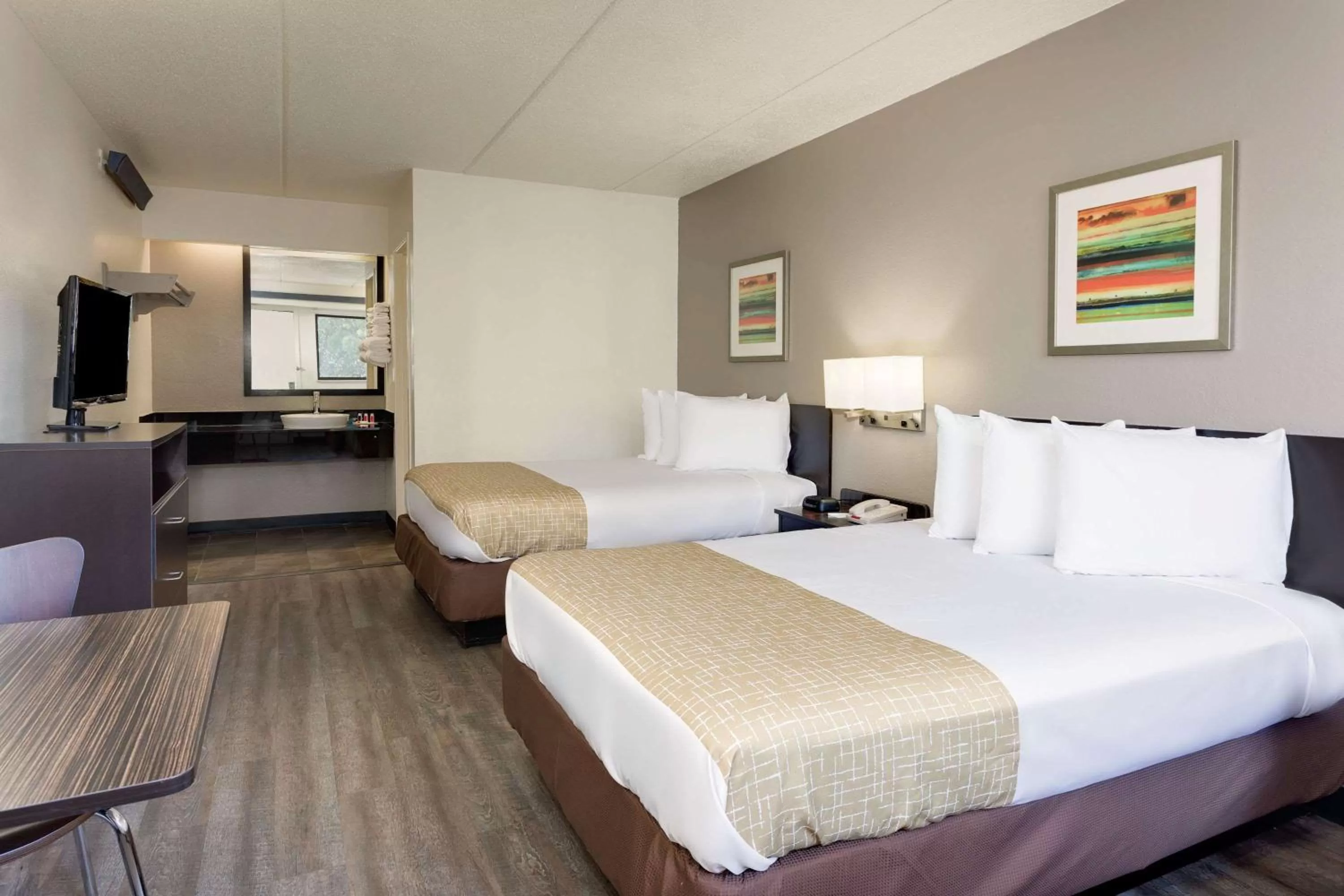 Photo of the whole room, Bed in Travelodge by Wyndham College Park