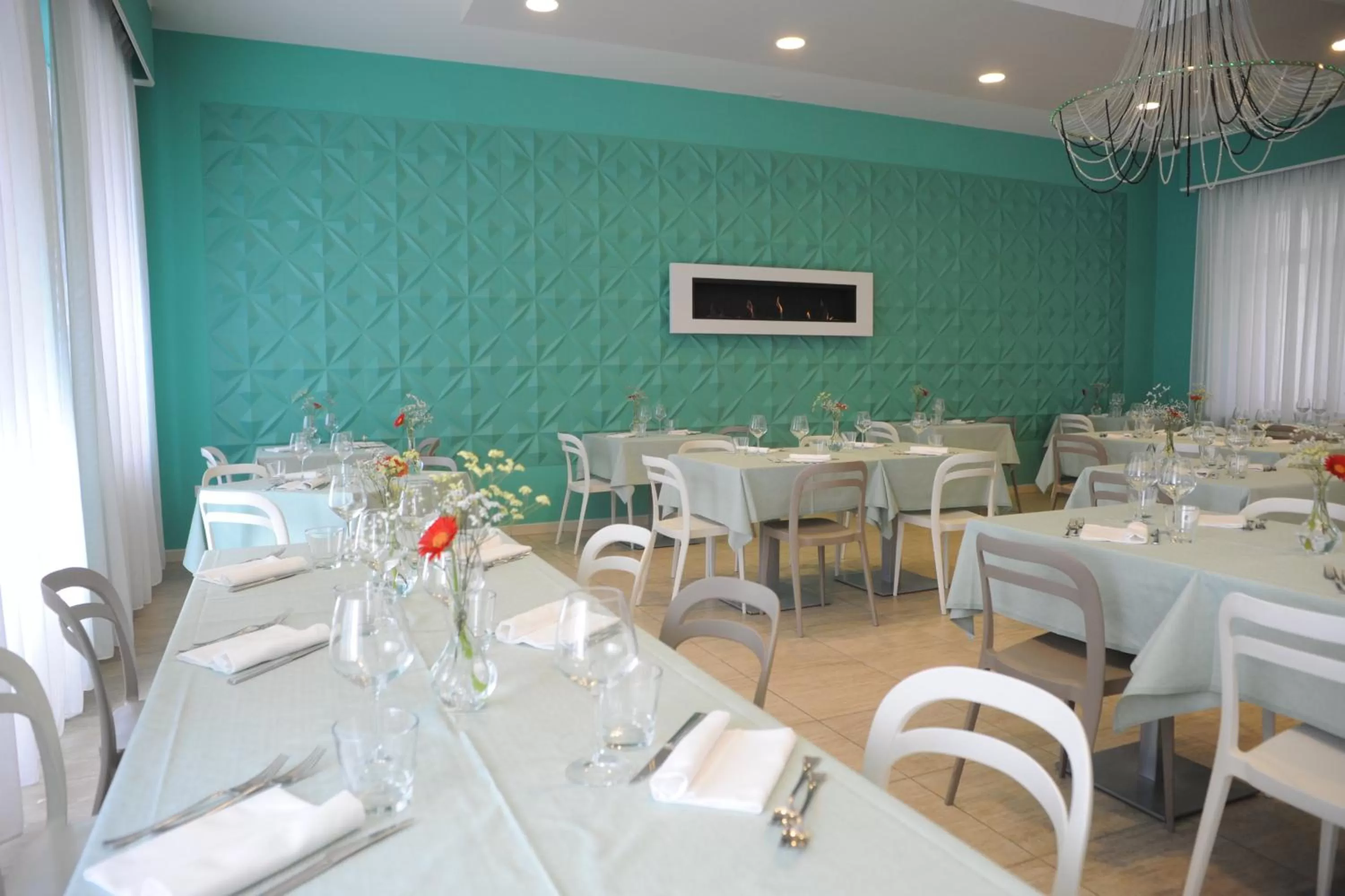 Restaurant/places to eat in GG8 Hotel & Suite SPA