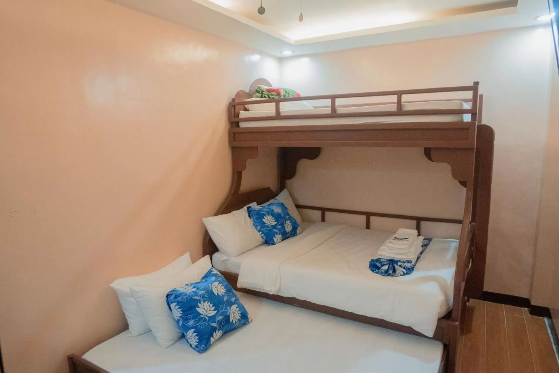 bunk bed, Bed in Skylodge Resort