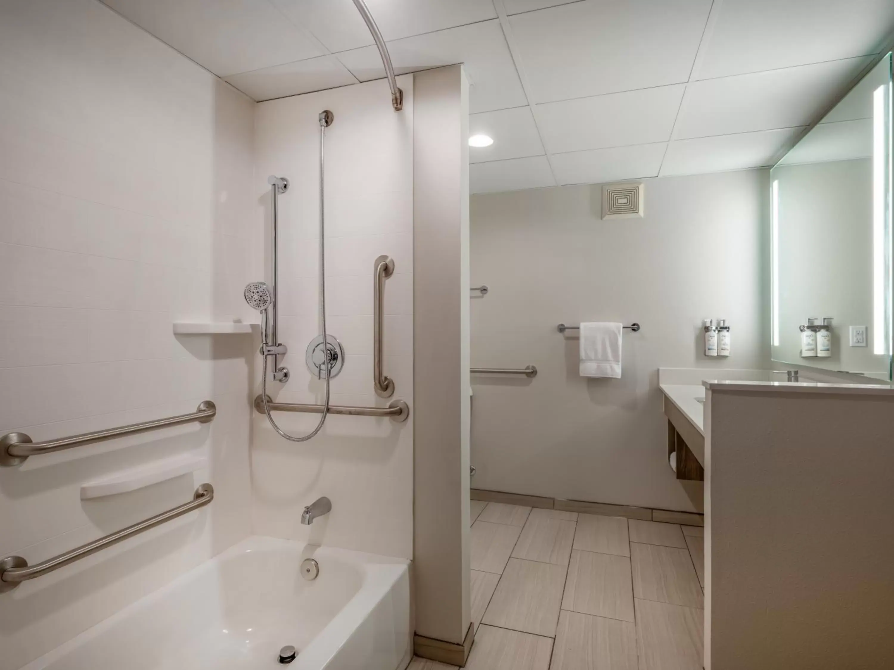 Deluxe King Room with Mobility Accessible Tub - Non-Smoking in Holiday Inn Express & Suites Greensboro - I-40 atWendover by IHG Deluxe King Room with Mobility Accessible Tub - Non-Smoking in Holiday Inn Express & Suites Greensboro - I-40 atWendover by IHG