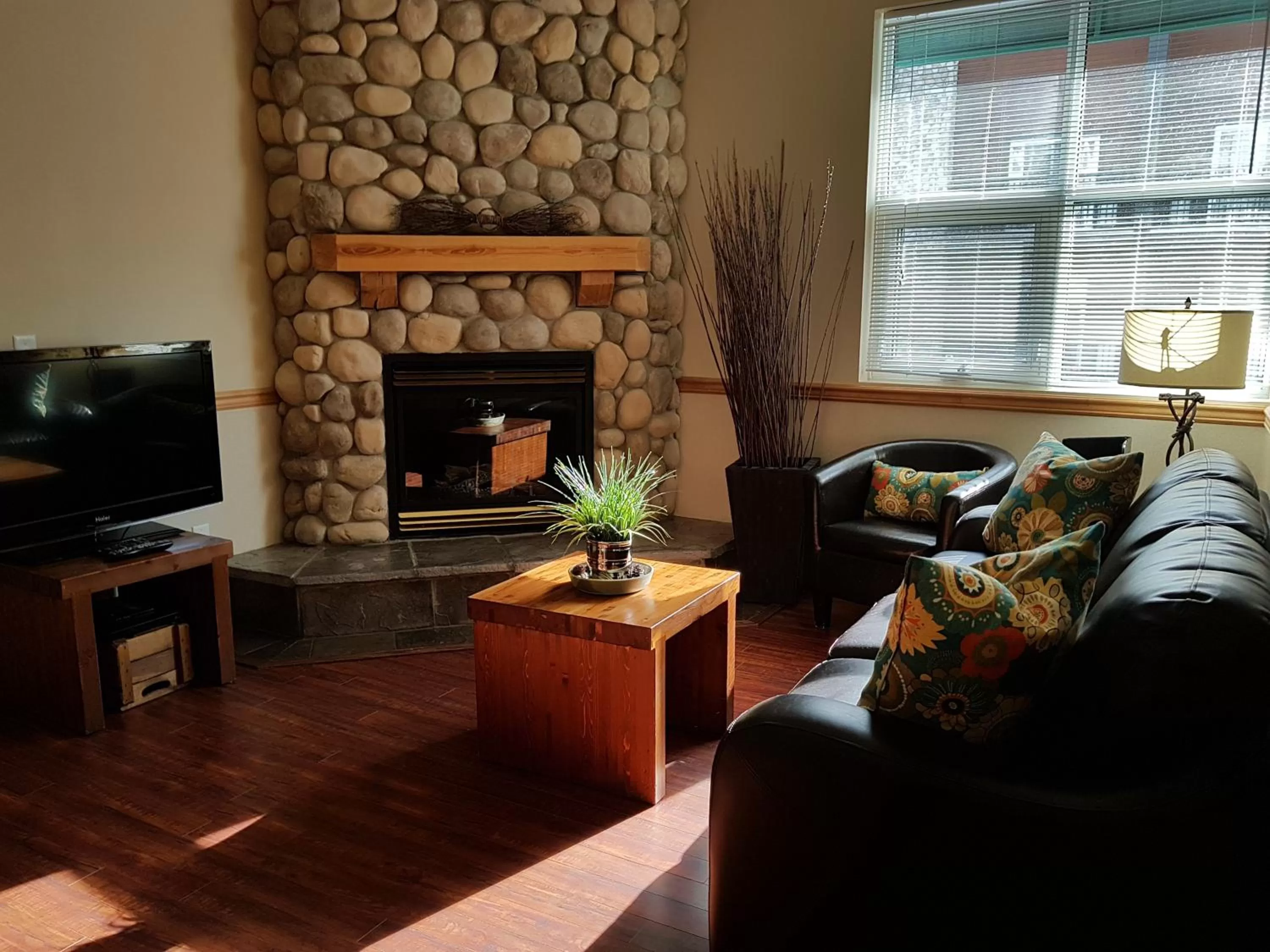 Living room in Sunset Resorts Canmore and Spa