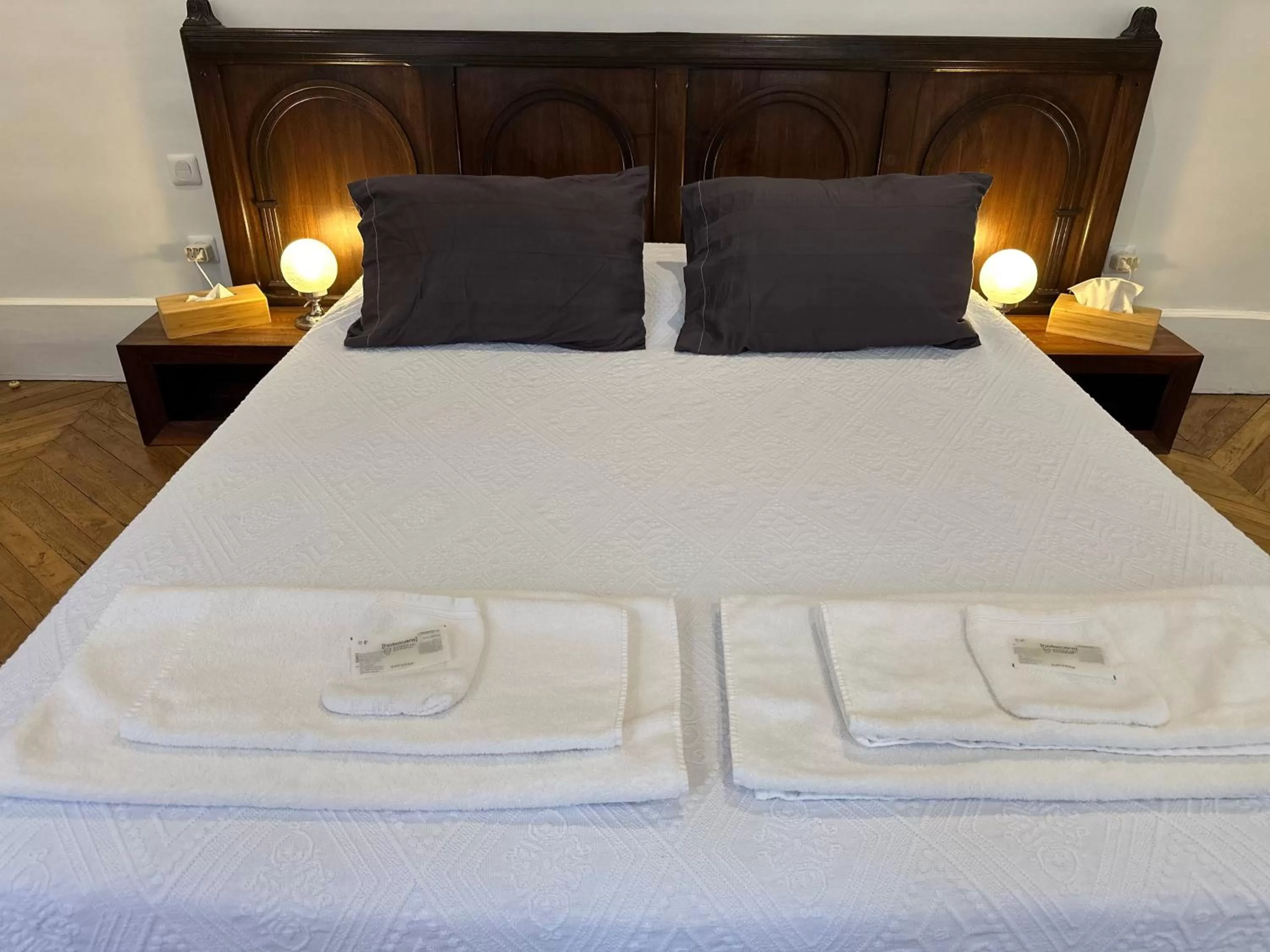 Bed in Chambre de charme au coeur du vieux Valence -Confort & Calme