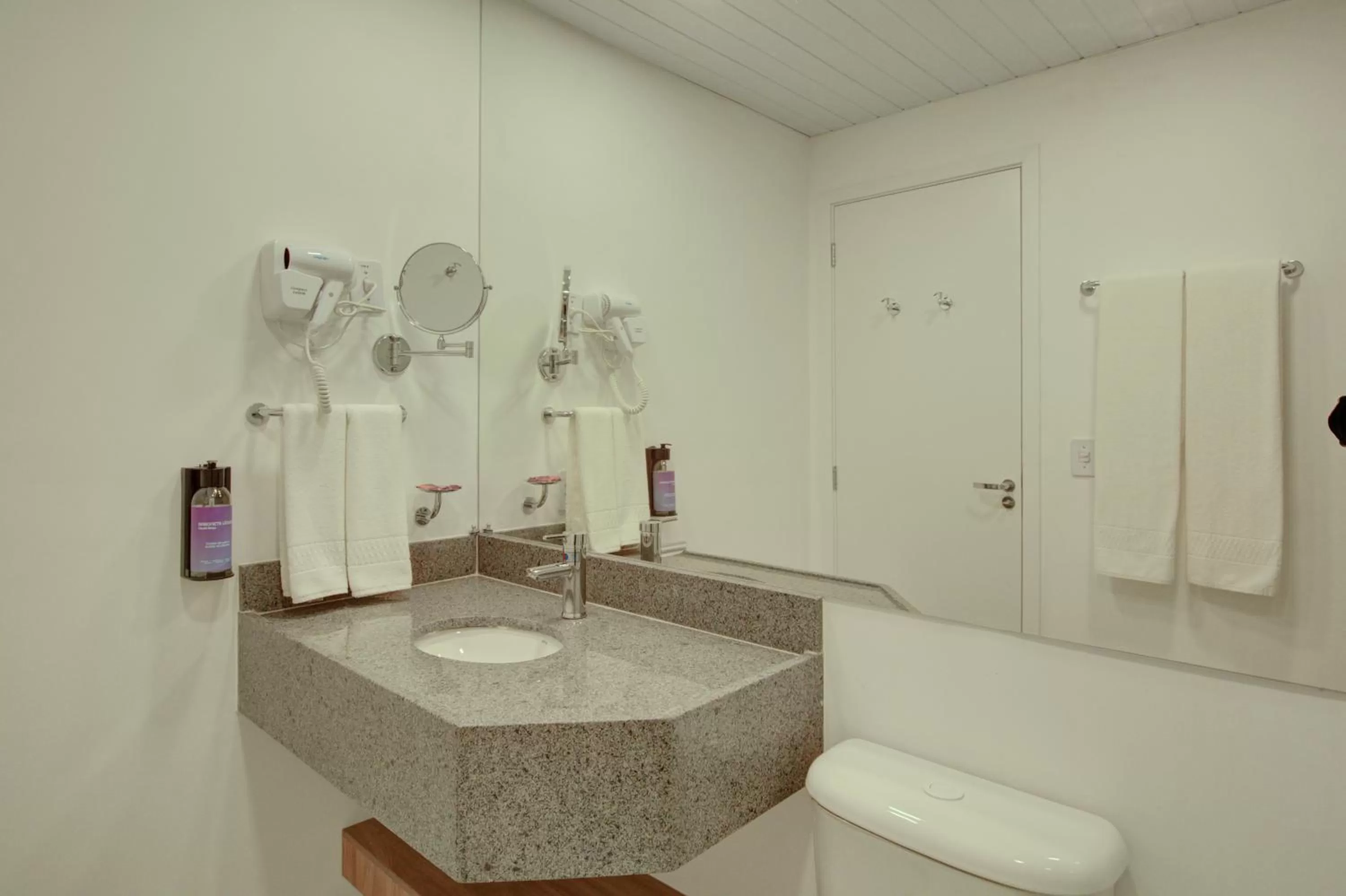 Bathroom in Ramada Encore Cruzeiro