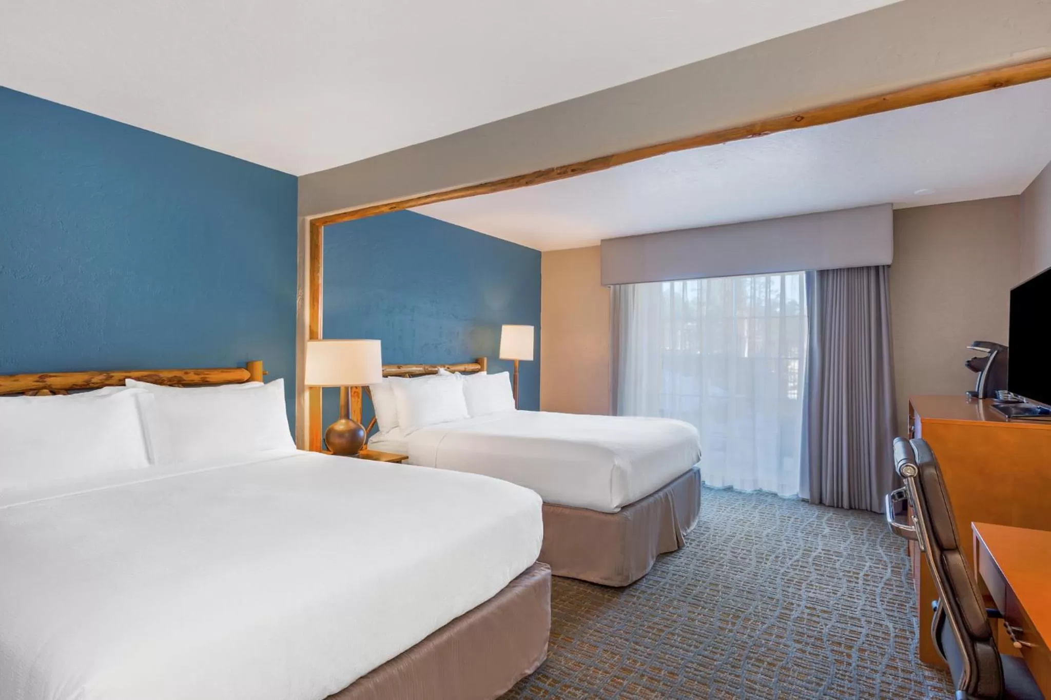 Photo of the whole room, Bed in Holiday Inn Resort The Lodge at Big Bear Lake by IHG