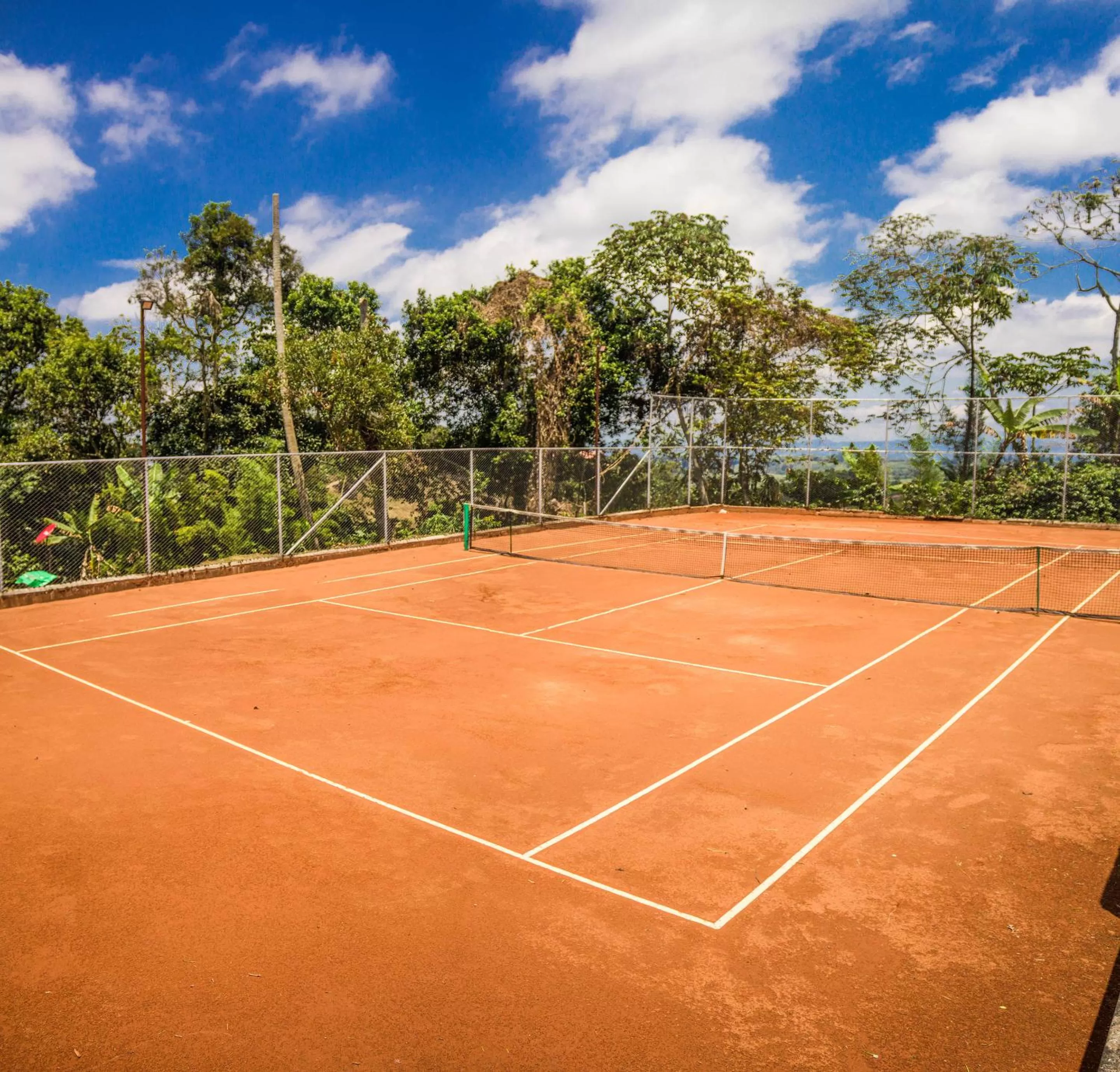 Tennis court in El Edén Country hotel y Club Residencial