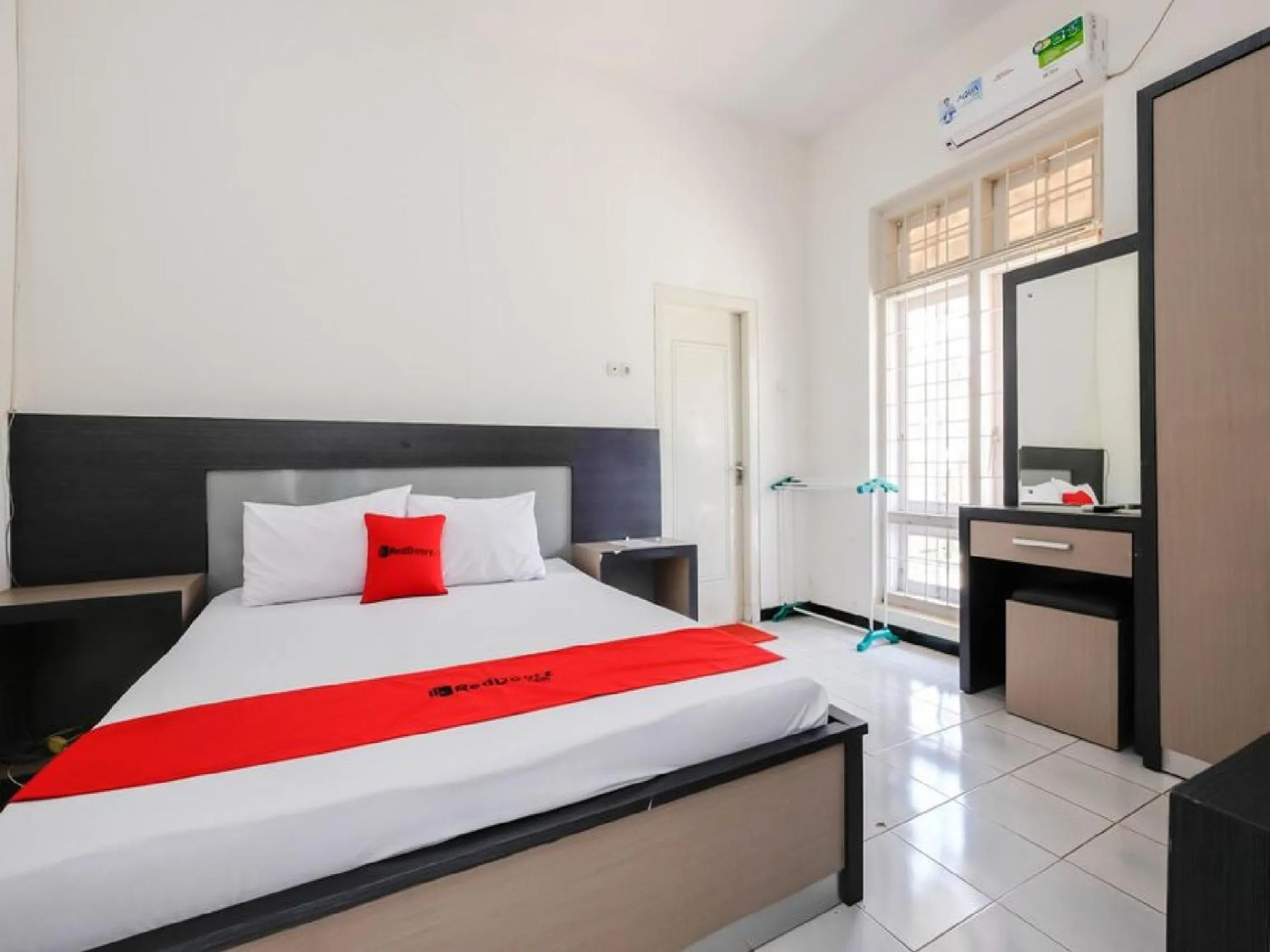 Bedroom, Bed in RedDoorz near Moro Mall Purwokerto