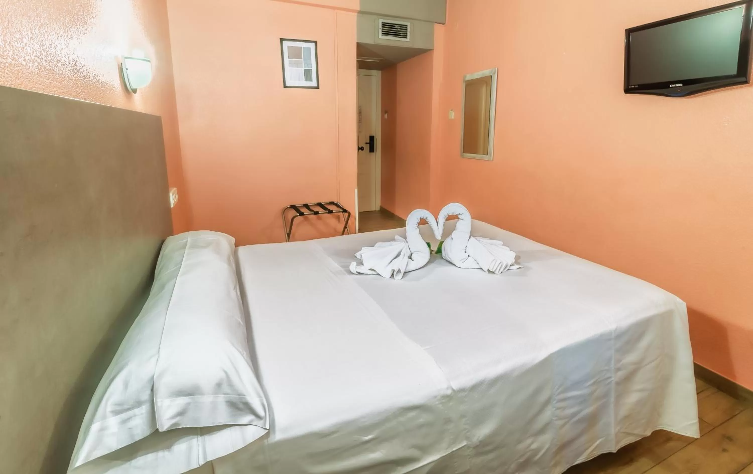 Photo of the whole room, Bed in Hotel Universal Murcia