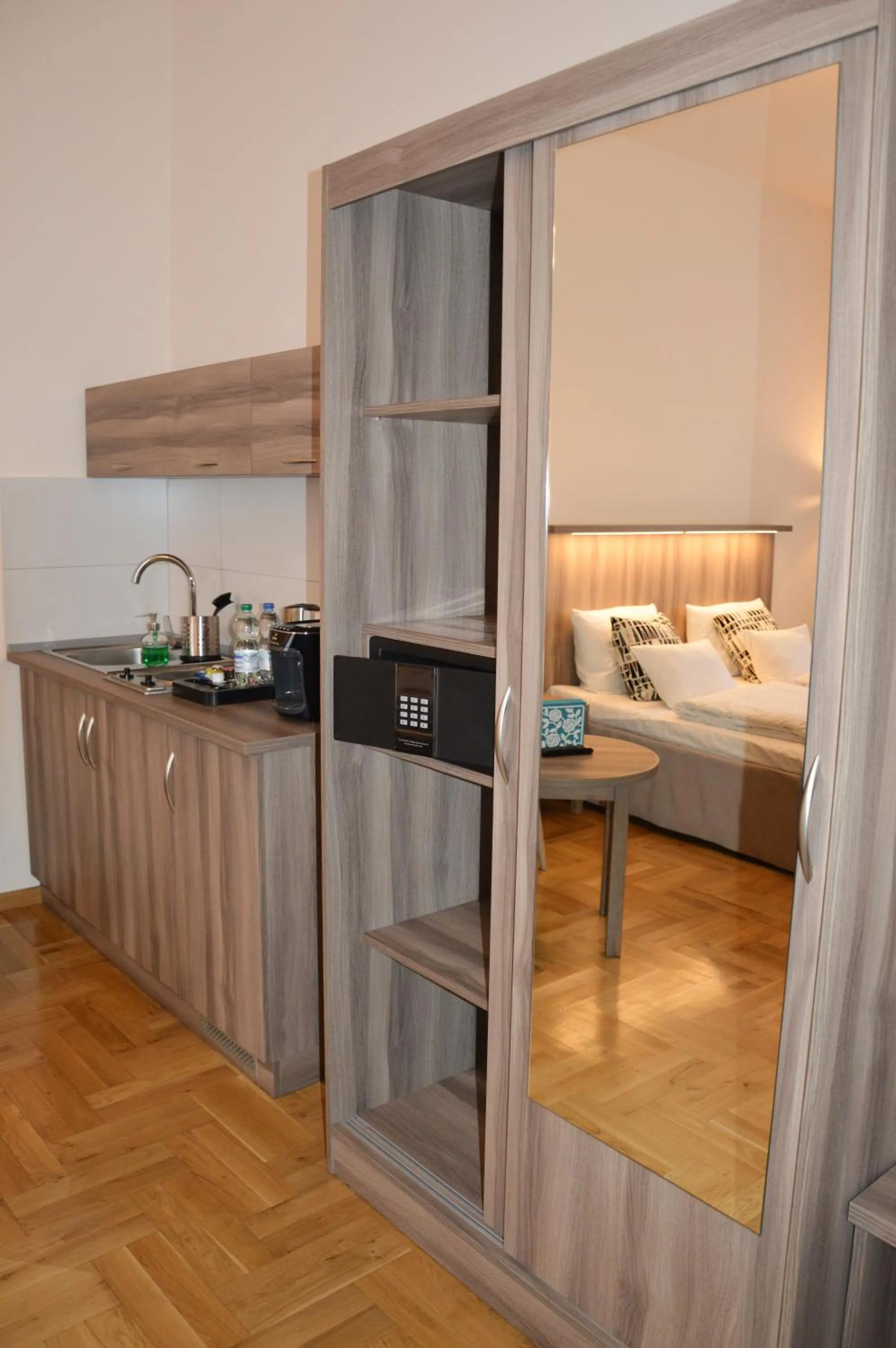 Kitchen or kitchenette, Bed in Kosmopolita Apartments